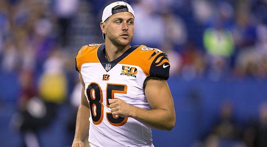 
                <strong>Cincinnati Bengals: Tyler Eifert (Tight End)</strong><br>
                Jahresgehalt 2017 (laut Spotrac): 4,78 Millionen US-Dollar, fünf Jahre in der NFLNach einer Rücken-OP war die abgelaufene Saison früh beendet. Doch der Passempfänger hat offenbar dennoch zahlreiche Optionen. Sogar die New England Patriots werden als möglicher Arbeitgeber ins Spiel gebracht - falls Rob Gronkowski "goodbye" sagen sollte. Die Bengals wollen Besitzer Mike Brown zufolge die Verletzungsgeschichte Eiferts bei Verhandlungen berücksichtigen. Das würde eher gegen einen Franchise Tag sprechen - so stünden ihm etwa zehn Millionen US-Dollar zu.
              