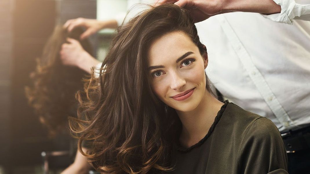 Blowout-Hair vom Profi stylen lassen: Wir verraten euch, welche Beauty-Tools die Hairstylist:innen hier verwenden.