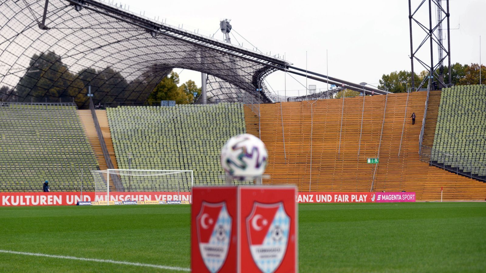 
                <strong>Olympiastadion (München)</strong><br>
                Olympiastadion statt Heimstetten. Diesem Plan folgt der deutsche Drittligist Türkgücü München, der nun die Heimspiele im Olympiastadion austragen wird. Damit finden 15 Jahre nach dem Auszug von Bayern München und 1860 München wieder Spiele im Profibereich im Olympiastadion statt. "Wir freuen uns, dass wir im Olympiastadion sein dürfen nach 15 Jahren und wollen unseren Teil zu den Geschichtsbüchern dieses Stadions beitragen", sagte Türkgücü-Geschäftsführer Max Kothny. Im 1972 anlässlich der Olympischen Spiele in München eröffneten Stadion feierte der FC Bayern zahlreiche Meistertitel und 1974 wurde die deutsche Nationalmannschaft dort durch einen 2:1-Finalsieg gegen die Niederlande Weltmeister. Einen großen, internationalen Erfolg feierte ausgerechnet ein FCB-Rivale im Olympiastadion. Borussia Dortmund gewann 1997 das Champions-League-Finale gegen Juventus Turin in der einstigen Heimstätte der Bayern.
              