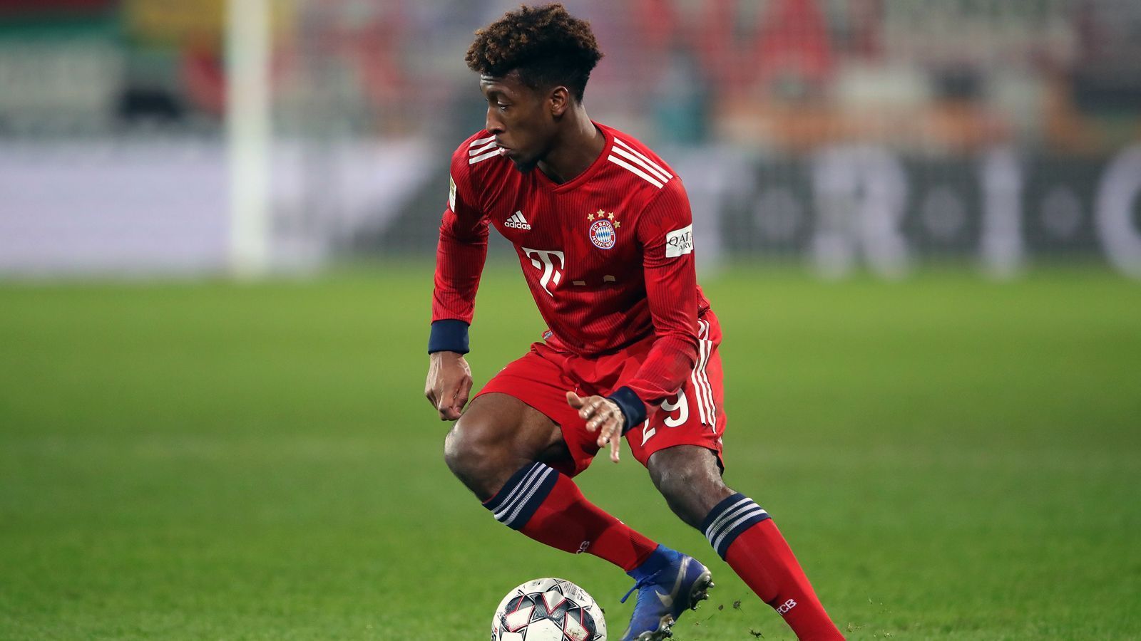 
                <strong>Kingsley Coman</strong><br>
                Als der französische Flügelflitzer im Sommer 2015 zunächst auf Leihbasis von Juventus Turin zum FCB kam (angeblich sieben Millionen Euro Leihgebühr), war Kingsley Coman auch erst 19 Jahre jung. Ein Jahr später kauften die Münchner den gebürtigen Pariser für kolportierte 21 Millionen Euro Ablöse und bauen ihn seitdem, oft gebremst durch Verletzungen, zum Nachfolger seines Landsmannes Franck Ribery auf. Wie groß das Vertrauen in Coman tatsächlich ist, zeigt die Vertragslänge. Nur Joshua Kimmich und Winter-Neuzugang Alphonso Davies haben ein ebenso lange gültiges Arbeitspapier wie Coman (jeweils bis 2023). In der laufenden Saison kam Coman bislang zu 17 Pflichtspiel-Einsätzen und erzielte dabei fünf Treffer.
              