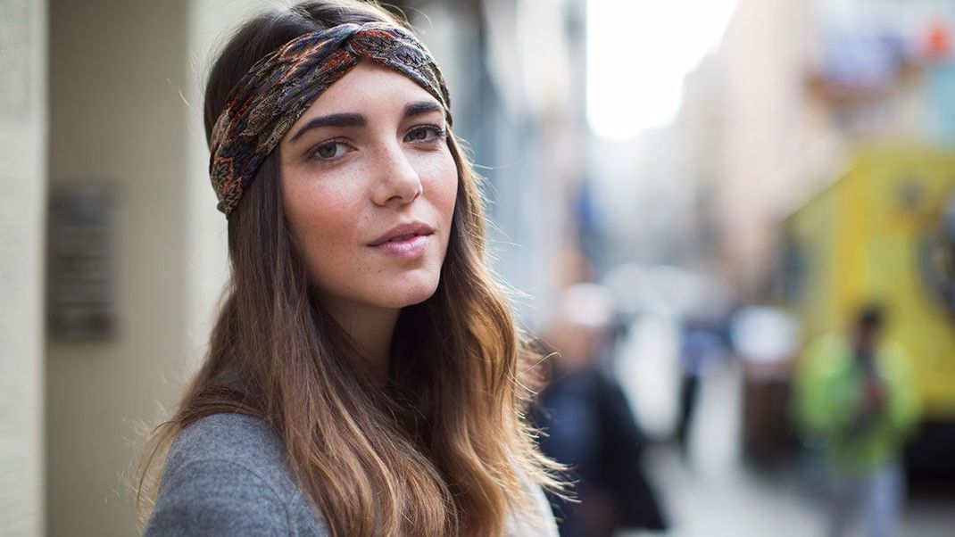 Hairstyling mit Stirnband bei offenen Haaren: Tragt ihr das Stirnband auf oder unter den Haaren?