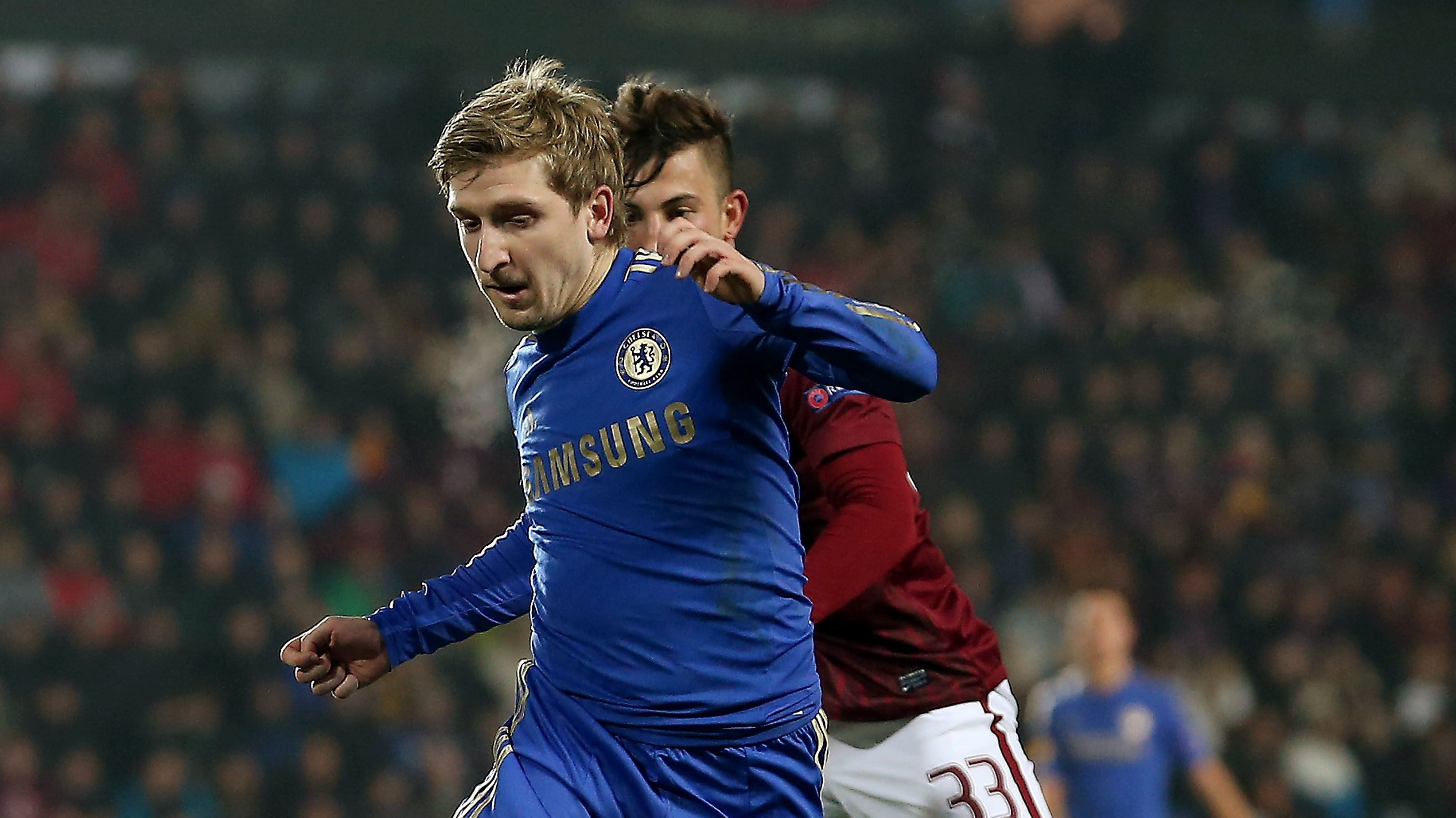 
                <strong>FC Chelsea</strong><br>
                Für viele überraschend kam 2012 der Wechsel von Marko Marin zum frischgebackenen Champions-League-Sieger Chelsea London. Zwar gewann Marin mit den "Blues" die UEFA Europe League, aber so richtig glücklich wurde er in London nie. Nur 16 Spiele absolvierte Marin für Chelsea, bevor sein ausleihverschuldetes Trikot-wechsel-dich-Spielchen begann. Nach nur einer Saison war für Marko Marin an der Stamford Bridge bereits Schluss, denn Chelsea verlieh den 24-Jährigen nach Spanien.
              