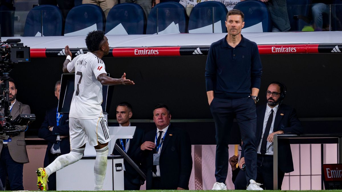 Real Madrid CF vs Barcelona FC - LaLiga EA Sports Vinicius Junior of Real Madrid (L) protests following his replacement with Xabi Alonso (R), head coach of Real Madrid, during the LaLiga EA Sports ...