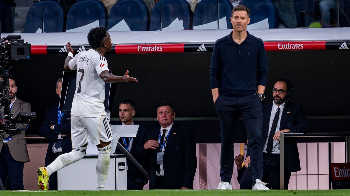 Real Madrid CF vs Barcelona FC - LaLiga EA Sports Vinicius Junior of Real Madrid (L) protests following his replacement with Xabi Alonso (R), head coach of Real Madrid, during the LaLiga EA Sports ...