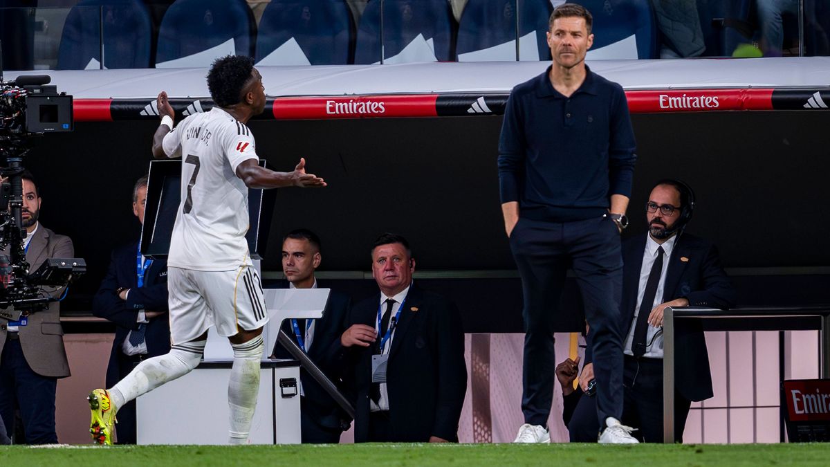 Real Madrid CF vs Barcelona FC - LaLiga EA Sports Vinicius Junior of Real Madrid (L) protests following his replacement with Xabi Alonso (R), head coach of Real Madrid, during the LaLiga EA Sports ...