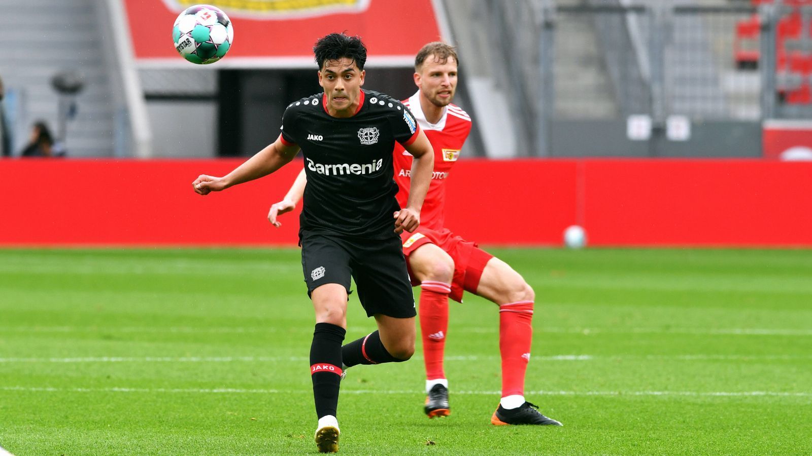 
                <strong>Platz 9 (geteilt): Nadiem Amiri (Bayer 04 Leverkusen)</strong><br>
                Nachdem sich Nadiem Amiri im Frühjahr mit Covid-19 angesteckt hatte, konnte er seine guten Leistungen aus dem Winter nicht mehr bestätigen. Unter Interimstrainer Hannes Wolf hatte der Deutsch-Afghane zudem einen schweren Stand. Sein Wert sank ebenfalls um vier Millionen auf 18 Millionen.
              