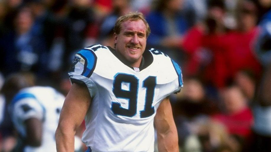 <strong>Kevin Greene</strong><br>
                Manche spielen Football, manche stehen als Wrestler im Ring. Kevin Greene machte einfach beides parallel. Während seiner NFL-Karriere trat er immer wieder im Ring auf. Mit Kämpfen gegen Stars wie Ric Flair und Bill Goldberg avancierte er schnell zum Publikumsliebling, musste seine Karriere jedoch aufgeben, nachdem Teams eine "No-Wrestling-Klausel" in seinem Vertrag verlangten.
