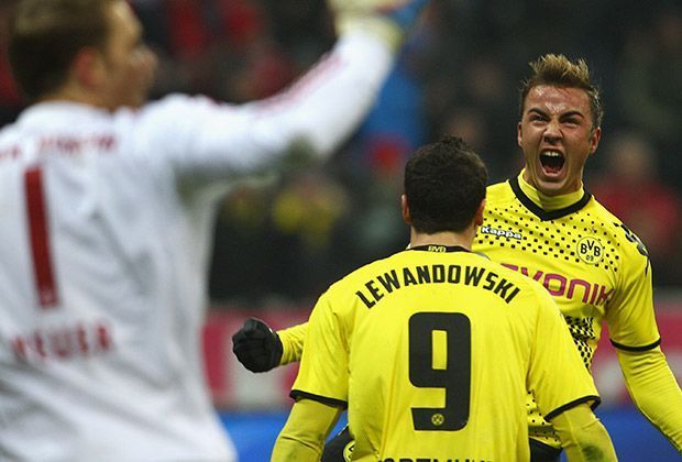 
                <strong>Spiel drei</strong><br>
                Im November 2011 ging die Erfolgsserie der Borussia gegen die Bayern weiter. Beim 1:0-Sieg in München stand Lewandowski in der Startelf, war am Tor zwar nicht direkt beteiligt, freute sich aber dennoch mit Mario Götze.
              