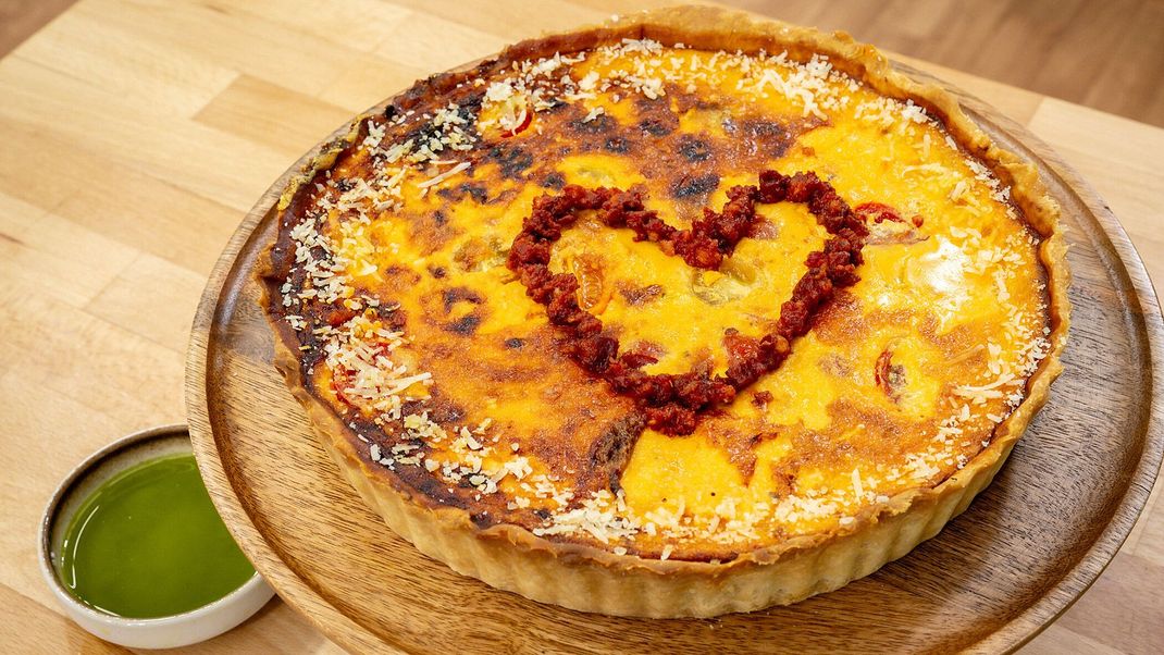 Mürbteig-Tarte mit Parmesan-Chorizo-Füllung und Kräuteröl