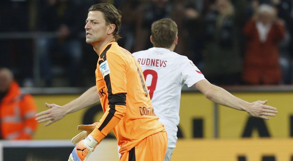 
                <strong>Roman Weidenfeller</strong><br>
                Roman Weidenfeller: Machtlos beim Gegentor. Sonst wenig gefordert. Freute sich vermutlich insgeheim, dass der FC seine guten Möglichkeiten nicht wirklich gut ausspielen konnte. Hätte sonst deutlich häufiger hinter sich greifen müssen. ran-Note: 3
              