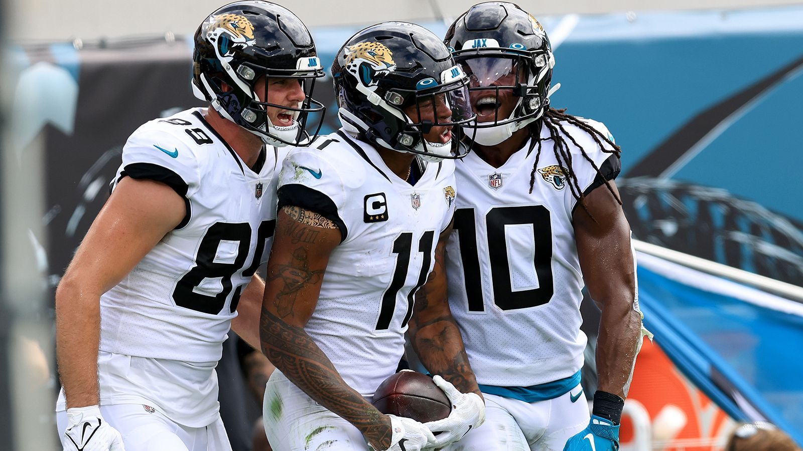 
                <strong>Jacksonville Jaguars</strong><br>
                Das trifft auch auf die Jacksonville Jaguars zu, die bereits zu einem 0-4-Team mutiert sind. Die Defense zählt statistisch zu den schlechten fünf der Liga, offensiv muss Trevor Lawrence als Rookie die komplette Last tragen. Das zwingt ihn zu Fehlern, aus denen er lernen muss und lernen wird, aufgrund dessen kann man von dieser Saison aber wenig erwarten. Dazu wurde Cornerback C.J. Henderson in einem sehr fragwürdigen Trade nach Carolina abgegeben. Auf das Spiel gegen die starken Cardinals kann man immerhin aufbauen und auch gegen die Cincinnati Bengals am Donnerstagabend waren die "Jags" nah dran am Sieg. 
              