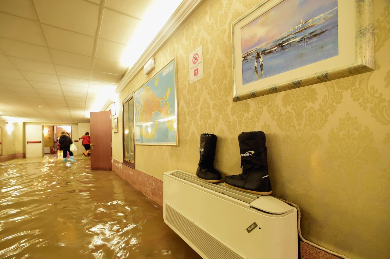 Auch Hotels und Unterkünfte wurden von den Wassermassen schwer getroffen.