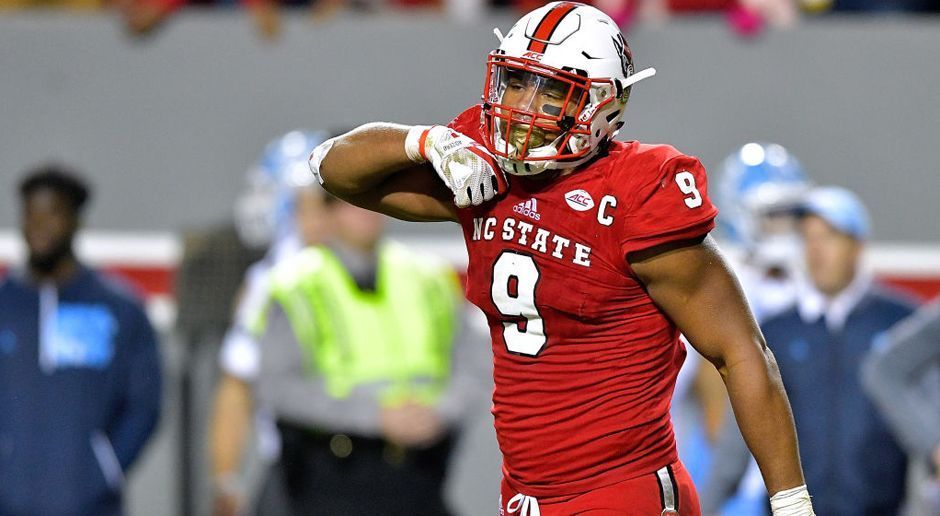 
                <strong>Bradley Chubb (DE, NC State) </strong><br>
                Bradley Chubb ist der Prototyp eines Defensive Ends. Er weiß mit seiner Körpergröße von 1,93 Meter und seinem Gewicht von 124 Kilogramm ideal umzugehen und kam in den letzten beiden Spielzeiten am College auf jeweils 10,0 Sacks. Experten vergleichen ihn gerne mit dem letztjährigen First-Overall-Pick Myles Garrett. Chubb ist mit seinen 21 Jahren bereits sehr reif und könnte sofort als Starter fungieren. Ihm wird eine ganz große Karriere vorausgesagt.
              