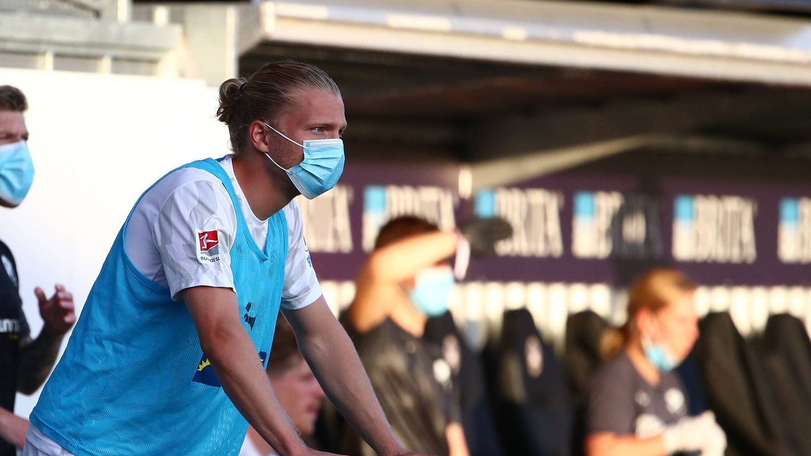 
                <strong>Rurik Gislason</strong><br>
                Im Juli dieses Jahre läuft schließlich sein Vertrag in Sandhausen aus, die Suche nach einem Klub bleibt erfolglos, sodass sich Gislason im November 2020 zum Karrierende entscheidet. Anschließend berichtet er von einer pikanten Anfrage bei der WM 2018.
              