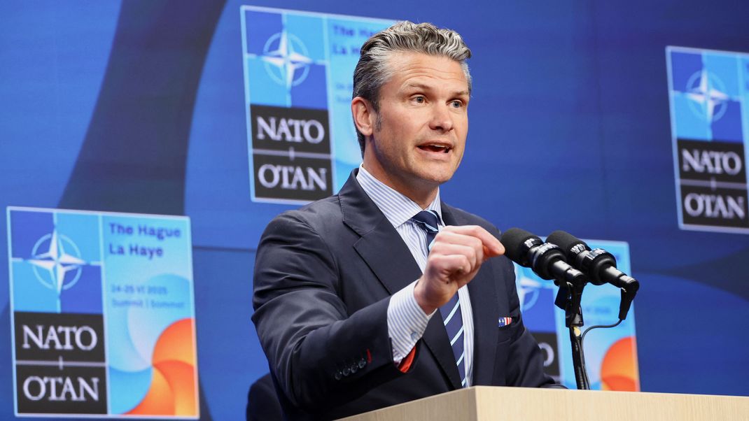 Wurden die Atomanlagen des Iran schwer zerstört oder doch nicht? Zu dieser heiklen Frage will sich jetzt US-Verteidigungsminister Hegseth (Bild) äußern.
