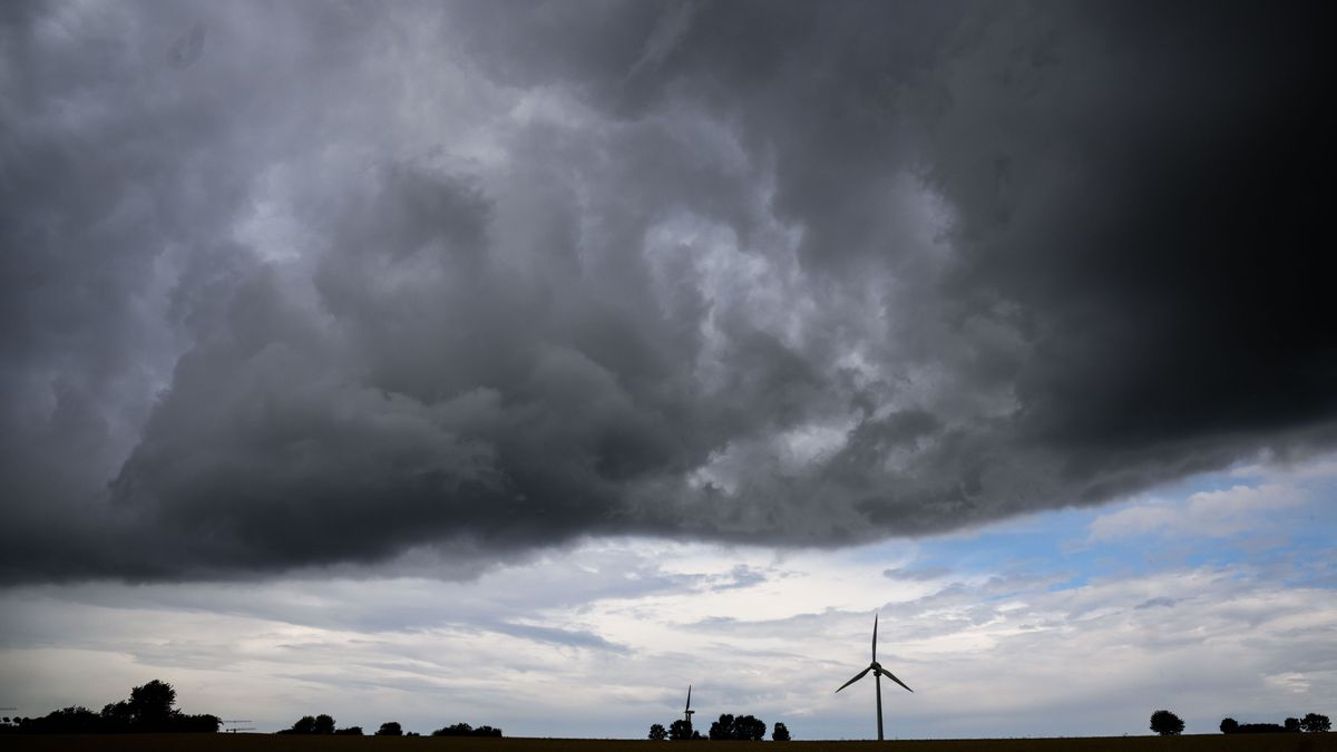 Teils heftige Unwetter haben der Hitzewelle in Deutschland vorerst ein Ende gesetzt. 