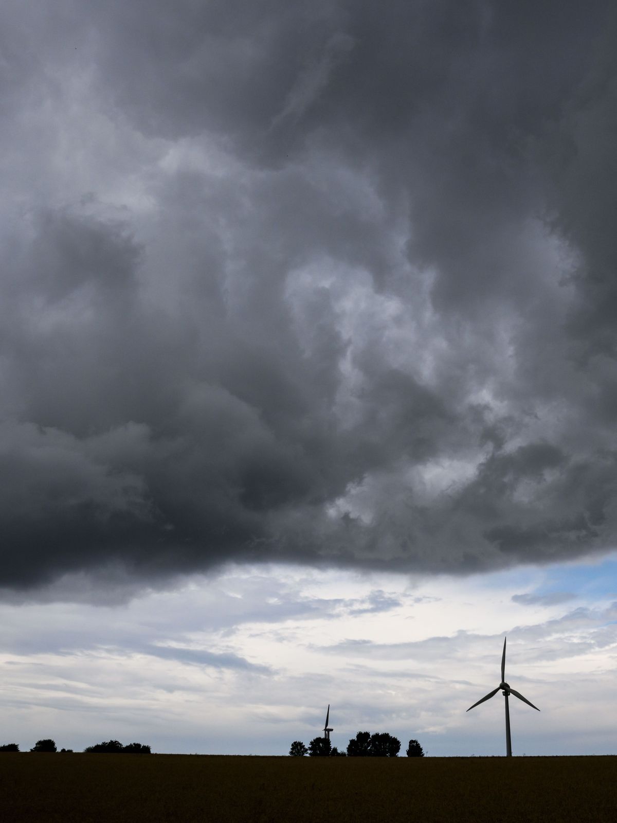 Teils heftige Unwetter haben der Hitzewelle in Deutschland vorerst ein Ende gesetzt. 