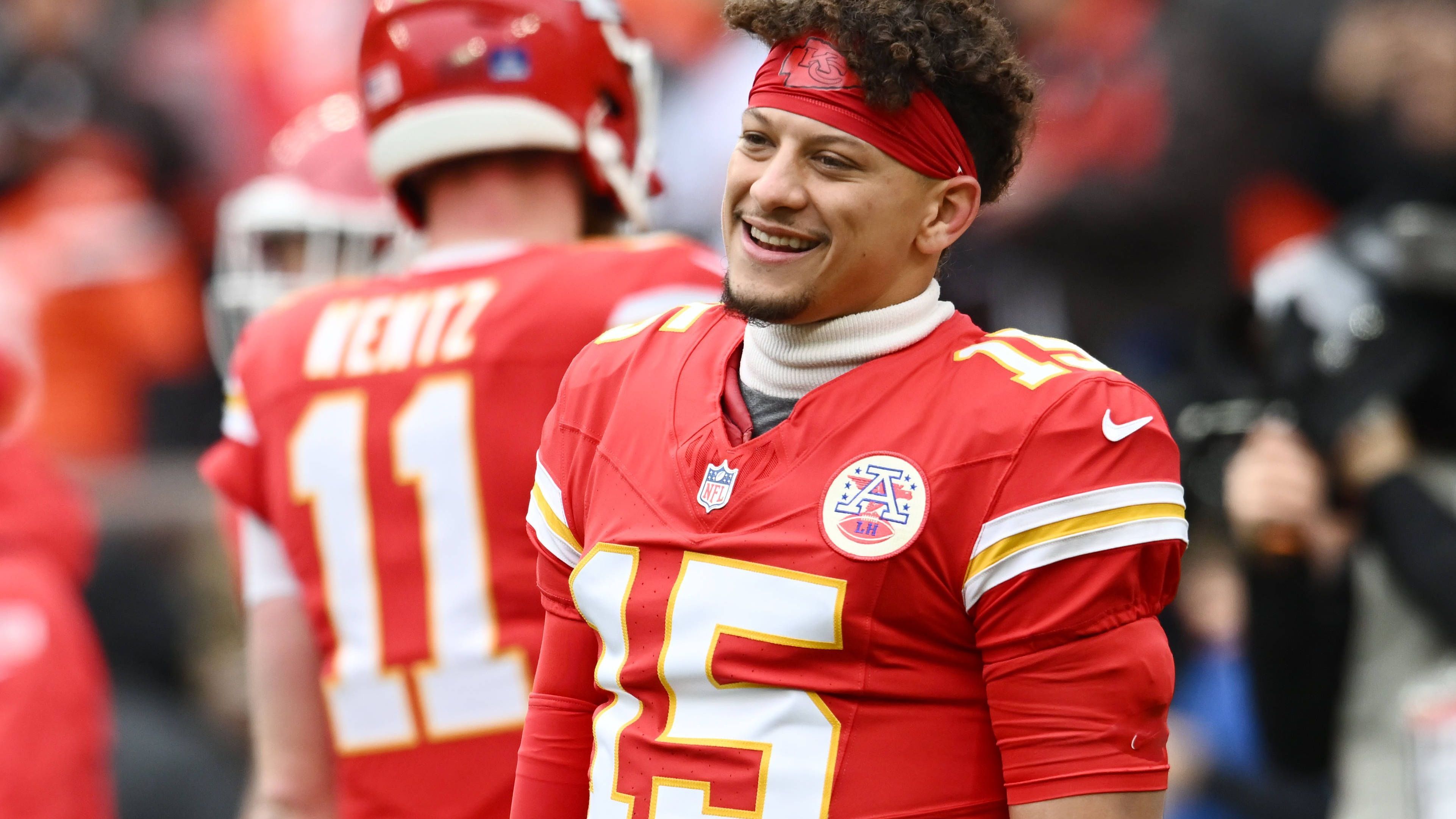 <strong>Patrick Mahomes (Kansas City Chiefs)</strong><br>Gute Nachrichten für die Chiefs. Wie NFL-Insider Adam Schefter berichtet, hat die Franchise Patrick Mahomes im Training am Dienstag als vollwertigen Teilnehmer gelistet. Ein Einsatz am kommenden Samstag gegen die Houston Texans (<a href="https://www.ran.de/sports/ticker/ma10252391/liveticker?from=%2Fsports%2Famerican-football%2Fnfl%2Fspielplan">ab 19:00 Uhr LIVE im Ticker</a>) wird damit deutlich realistischer.