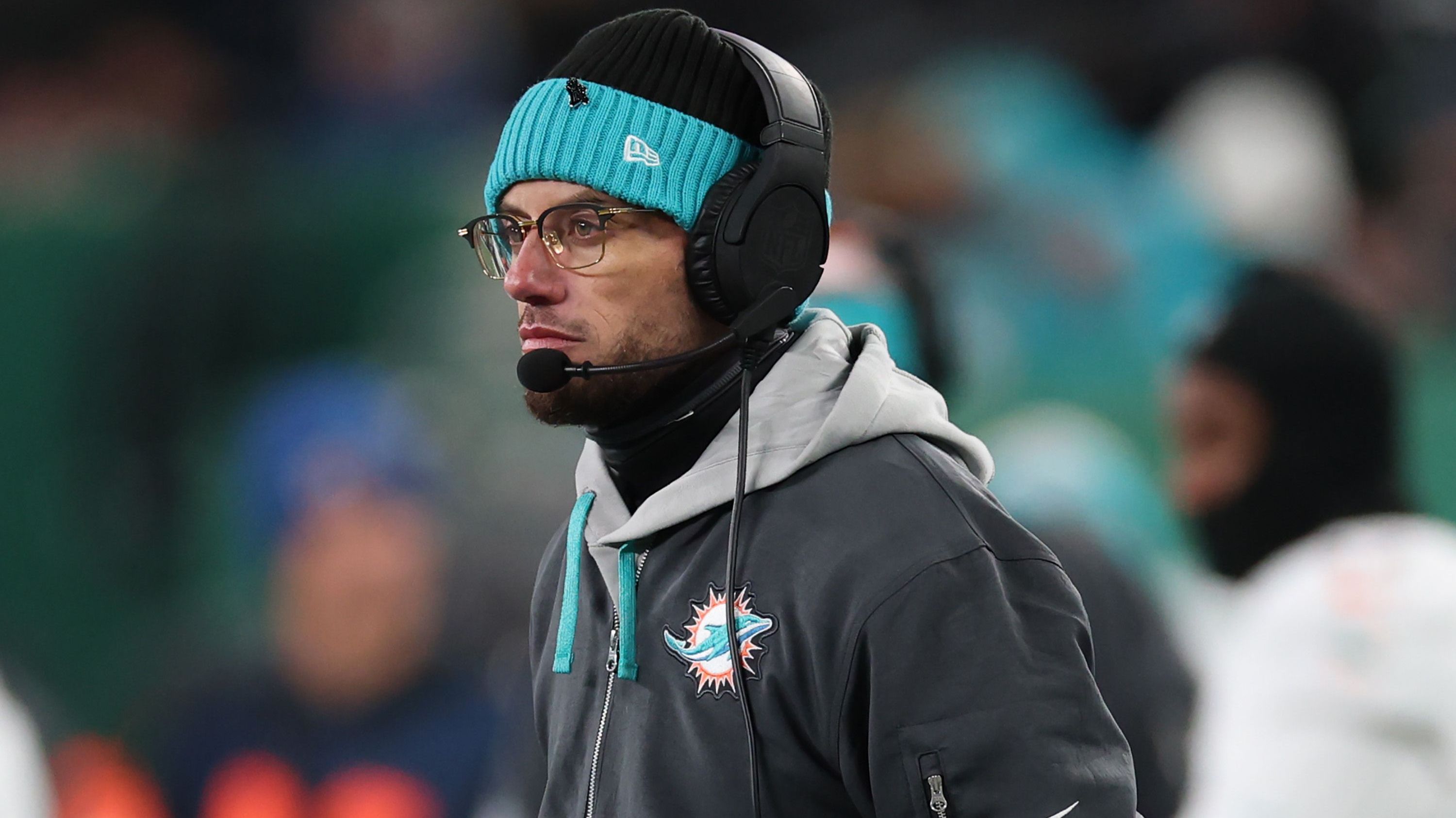 <strong>Mike McDaniel (Miami Dolphins)</strong> <br>"The trend is your friend", lautet eine Börsenweisheit. Bei Mike McDaniel ist das Gegenteil der Fall. Nach zwei Playoff-Teilnahmen in seinen ersten beiden Jahren bei den Dolphins verpasste McDaniel mit dem Team zuletzt die Postseason. Das muss ein Ausrutscher bleiben, sonst wird es eng für den 42-Jährigen. <a href="https://www.ran.de/sports/american-football/nfl/videos/nfl-tyreek-hill-wollte-mcdaniel-eine-reinhauen">McDaniel muss außerdem beweisen, dass er den exzentrischen Superstar Tyreek Hill in den Griff bekommt.</a>