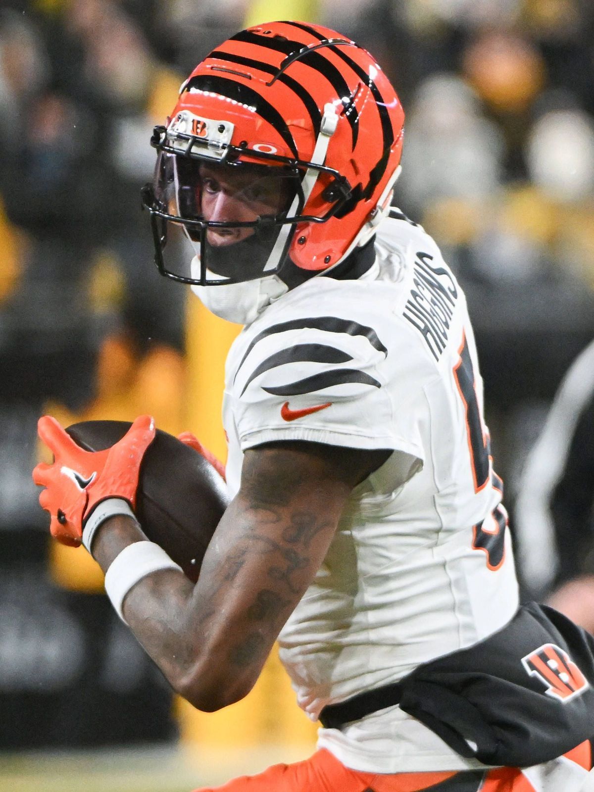 NFL, American Football Herren, USA Cincinnati Bengals at Pittsburgh Steelers Jan 4, 2025; Pittsburgh, Pennsylvania, USA; Cincinnati Bengals wide receiver Tee Higgins (5) catches a pass against the ...