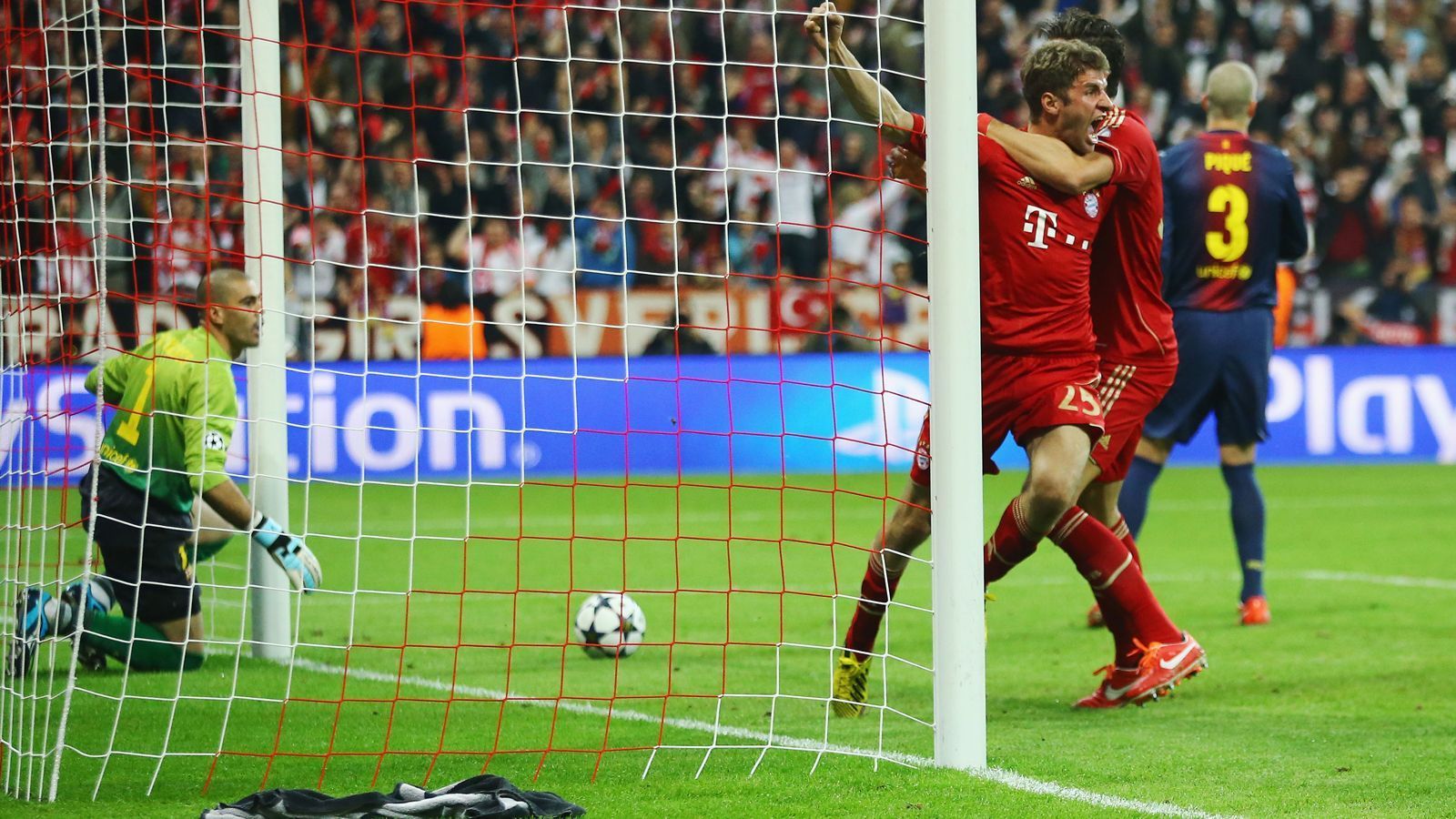 
                <strong>Thomas Müller</strong><br>
                Vom Nachwuchstalent Thomas Müller wurde im Laufe der Jahre das Gesicht des FC Bayern München - und der 31-Jährige wird das wohl auch noch länger bleiben. Erst kürzlich verlängerte die Identifikationsfigur seinen Vertrag vorzeitig bis 2023. Zwei seiner bislang 195 Pflichtspiel-Treffer erzielte Müller am 23. April 2013 gegen Barca. So gelang ihm das wichtige 1:0 in der 25. Minute. Nachdem die Bayern 2013 schlussendlich das Triple holten, konnte Müller seine Karriere ein Jahr später mit dem WM-Titel krönen. Zurück in die Gegenwart: Nachdem Müller unter Ex-Bayern-Trainer Niko Kovac nur noch ein Reservisten-Dasein fristete, gehört er nun unter Nachfolger Hansi Flick wieder zu den wichtigen Größen im Bayern-Team.
              