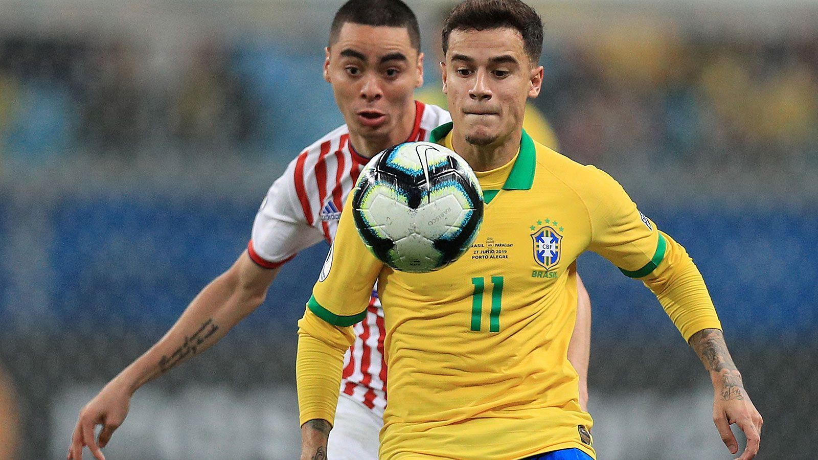 
                <strong>Auch Nationaltrainer adelt Philippe Coutinho</strong><br>
                Warme Worte von einem wichtigen Wegbegleiter. Auch Brasiliens Nationaltrainer Tite outet sich als großer Fan von Philippe Coutinho. Vor der siegreichen Copa America holte er zur Hommage aus: "Coutinho hat alle Qualitäten: ein starkes Passspiel, großen Ehrgeiz, er ist auf der Mitteldistanz effektiv, gedankenschnell, eiskalt im Abschluss und ein hervorragender Vorbereiter." Und deshalb ist er in der "Selecao" auch gesetzt, bei der WM 2018 sowie der Südamerikameisterschaft in diesem Sommer stand der künftige Bayer immer in der Startelf.
              