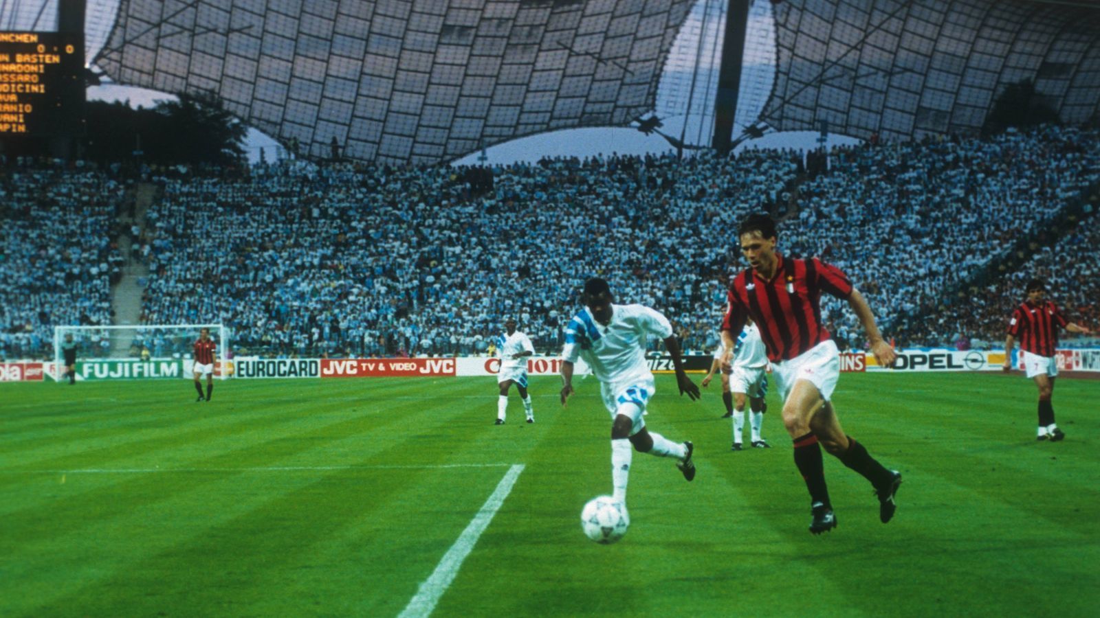 
                <strong>1993: Münchner Olympiastadion</strong><br>
                Das erste Finale in Deutschland fand im Münchner Olympiastadion statt. 1993 trafen im Endspiel Olympique Marseille und der AC Milan aufeinander. Die Franzosen setzten sich knapp mit 1:0 durch. Das Tor des Tages erzielte Basile Boli per Kopf.
              