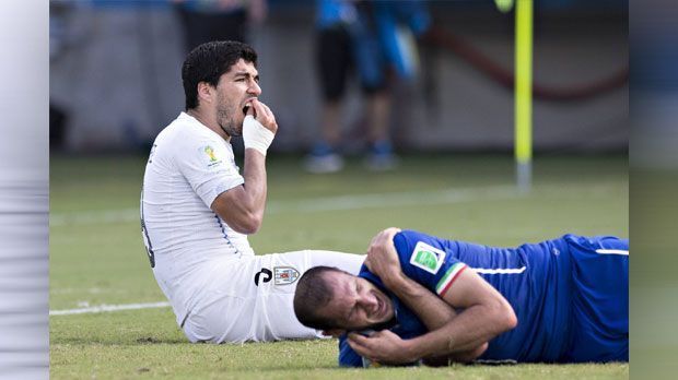 
                <strong>Luis Suarez vs Giorgio Chiellini</strong><br>
                Bei der WM 2014 biss Luis Suarez Gegenspieler Giorgio Chillini in die Schulter und beschwerte sich danach über Zahnschmerzen. Weil der Barca-Stürmer ein Wiederholungstäter war, wurde er anschließend für vier Monate gesperrt.
              