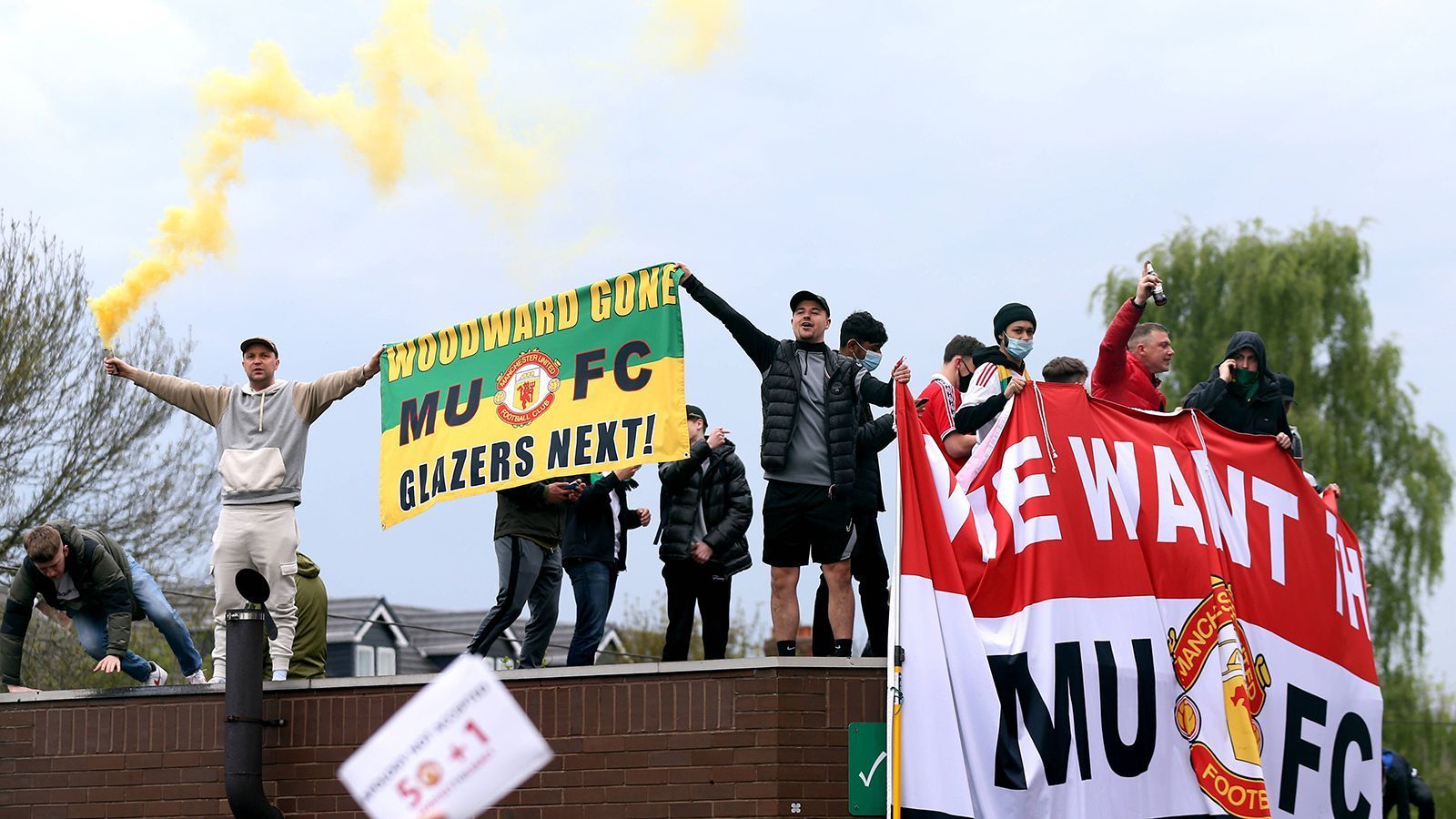 
                <strong>Folgen die Glazers dem mächtigen Ed Woodward?</strong><br>
                "Woodward gone, Glazers next": Nach dem Kollaps der Super League war bereits Ed Woodward, seit Jahren mächtige Figur im Klub und rechte Hand der Glazers, zurückgetreten. Nun sollen - zumindest nach dem Geschmack der Fans - auch die Eigentümer selbst folgen.
              