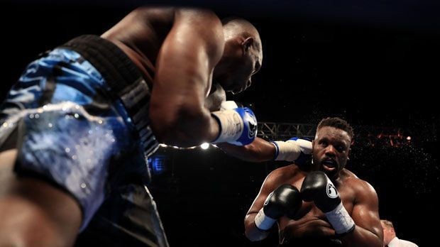 
                <strong>Dereck Chisora vs. Dillian Whyte</strong><br>
                Whyte gewann schließlich durch Split Decision - zum Unmut vieler Zuschauer, die Chisora vorne sahen. Tatsächlich wäre ein Unentschieden wohl das gerechteste Ergebnis gewesen. Deshalb und auch aufgrund des hohen Unterhaltungswerts ist ein Rückkampf in 2017 wahrscheinlich.
              