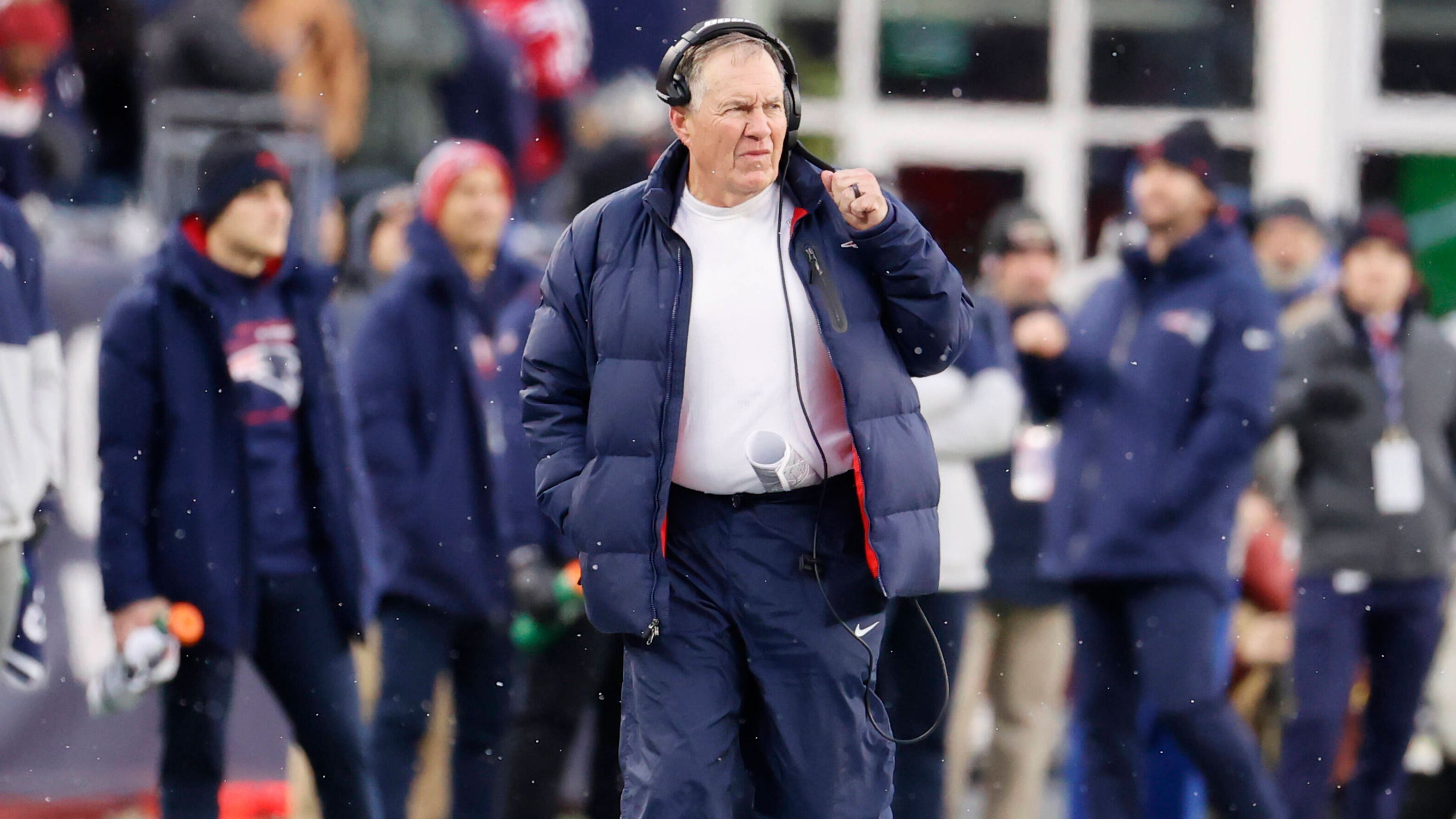 
                <strong>Gewinner: New England Patriots</strong><br>
                Beim Wetter-Chaos im Monday Night Game gegen den Division-Rivalen Buffalo Bills verzichtete Head Coach Bill Belichick fast komplett auf das Passspiel. Quarterback Mac Jones warf lediglich drei Pässe. Das Running Game um Damien Harris (10 Rushes, 111 Yards, 1 TD) und Rhamondre Stevenson (24 Rushes, 78 Yards) funktionierte dagegen höchst effizient. Auch die Defense machte erneut einen starken Job, hielt die potente Bills-Offense um Quarterback Josh Allen und Co. bei lediglich 10 Punkten und ließ nur 145 Passing Yards zu. Mit dem siebten Sieg in Serie untermauert New England seinen Platz an der Sonne in der AFC.
              