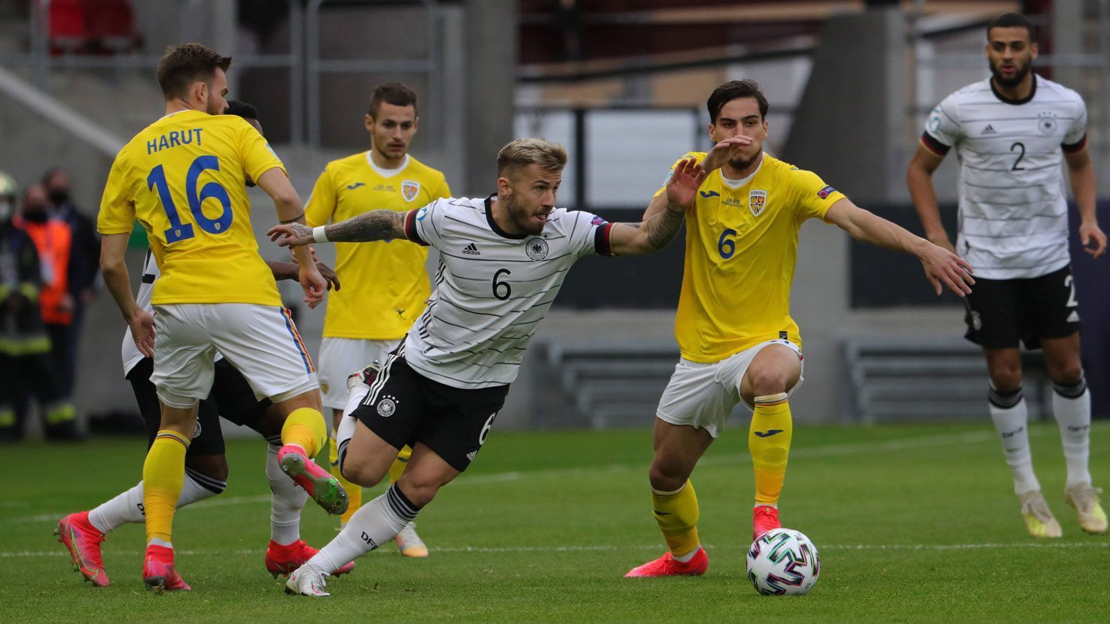 
                <strong>Das Powerranking zur U21-EM nach der Gruppenphase</strong><br>
                Die Vorrunde der U21-Europameisterschaft wurde absolviert, die Viertelfinal-Paarungen stehen fest (K.o.-Runde ab 31. Mai 2021, live auf ProSieben, ProSieben MAXX und ran.de). Wie die Chancen der DFB-Elf stehen und welche Mannschaft in der aktuellen Form die besten Karten im Kampf um den Titel hat, zeigt das Powerranking von ran.de.
              