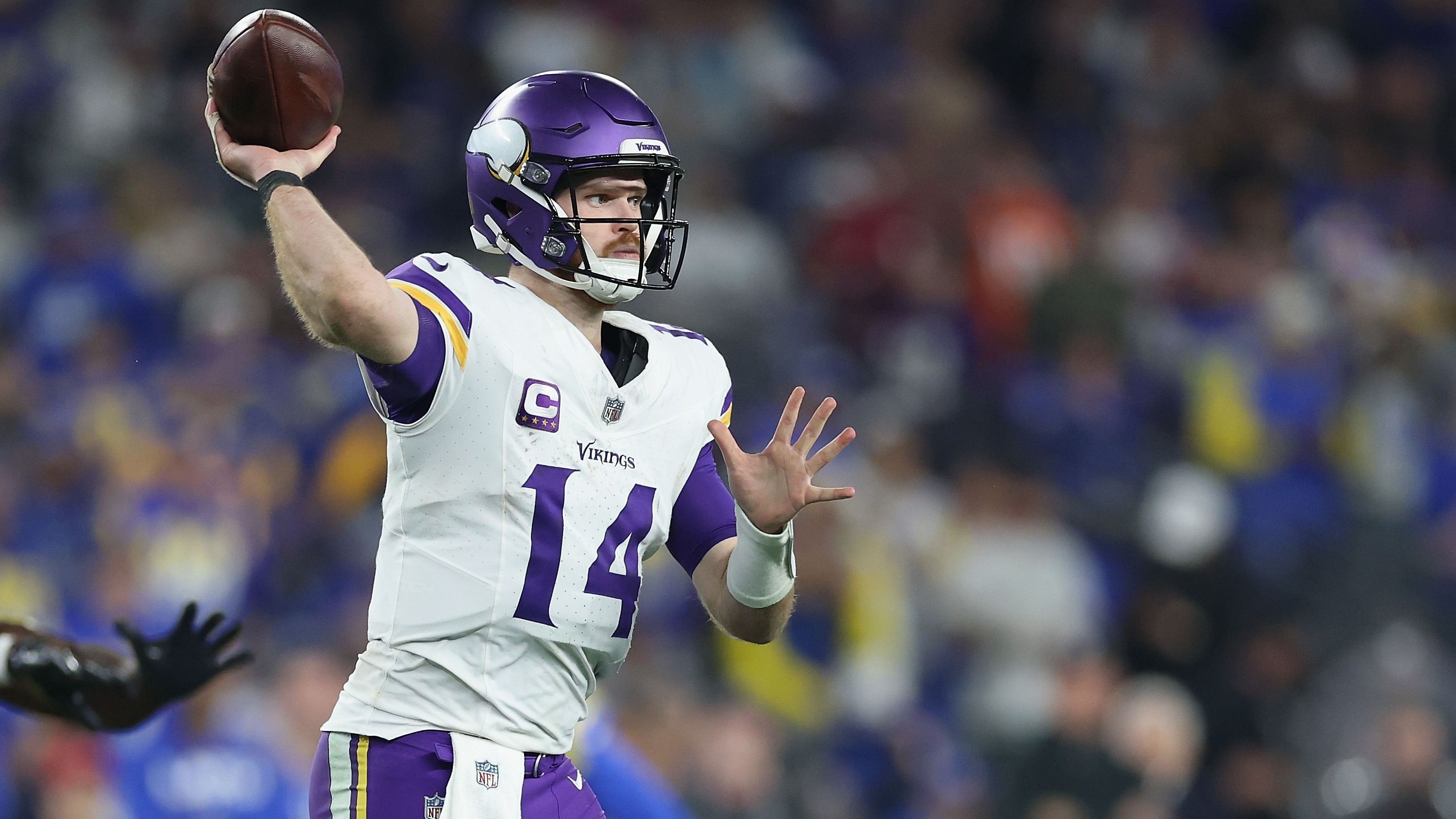 <strong>Quarterback: Sam Darnold (Minnesota Vikings)</strong><br>In der Saison 2024 hat sich Sam Darnold überraschend wieder in den Blickpunkt gespielt. Darnold führte die Vikings in die Playoffs, auch wenn es dort alles andere als gut für ihn lief. Dennoch: Wenn die Vikings ihn nicht noch vom Markt nehmen, wäre Darnold ein Free Agent mit Potenzial.