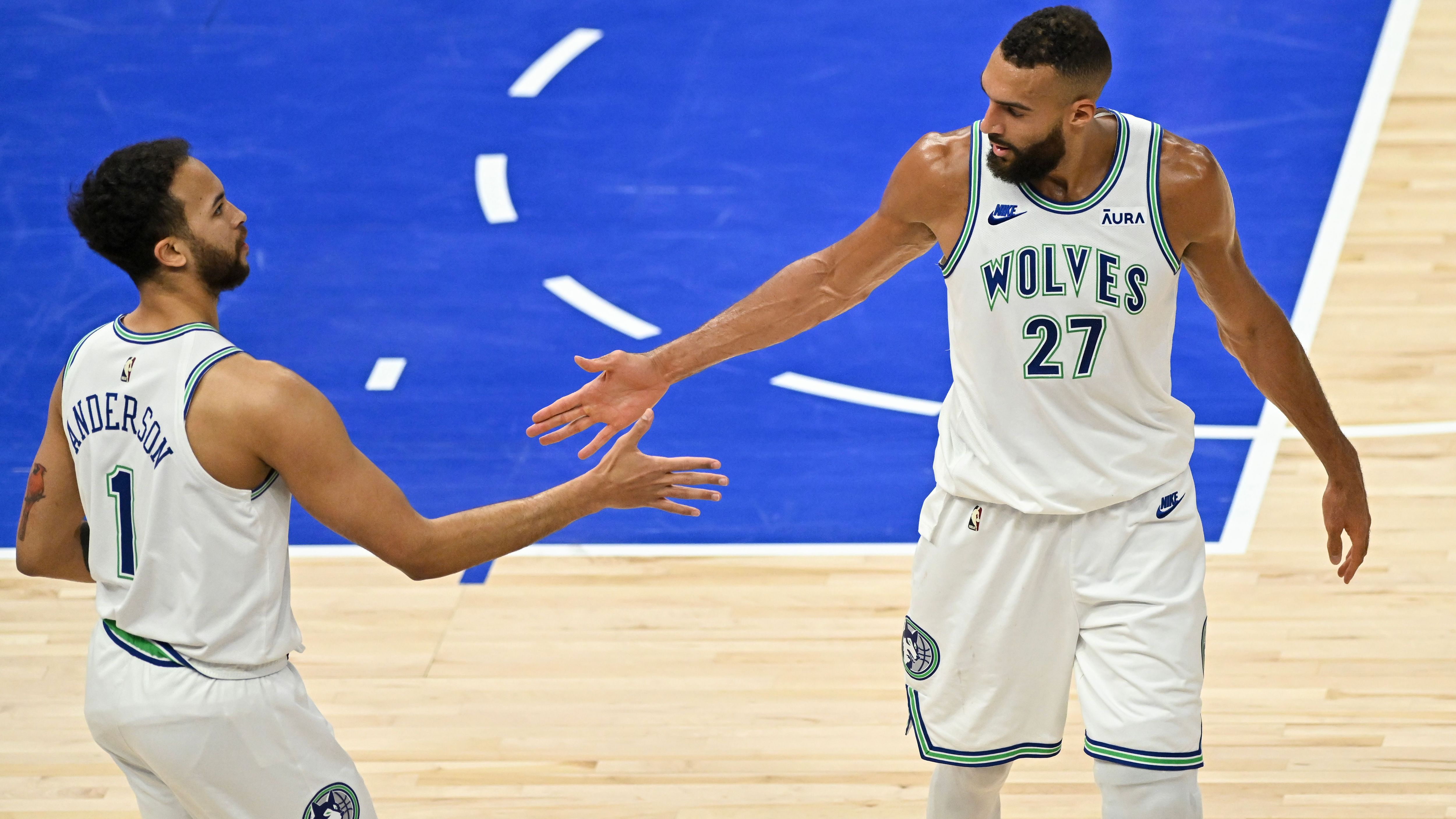 <strong>All-Defensive First Team: Rudy Gobert (Minnesota Timberwolves)</strong><br>Der "Defensive Player of the Year" war auch in den Playoffs der defensive Anker der Minnesota Timberwolves. Alleine die Präsenz Goberts verhindert oft Drives, bevor sie überhaupt entstehen. In der Denver-Serie verteidigte er überragend gegen den amtierenden MVP Nikola Jokic und war extrem wichtig für den Seriensieg. Seine Stats: 12,1 Punkte, 9,8 Rebounds und 1,0 Blocks.