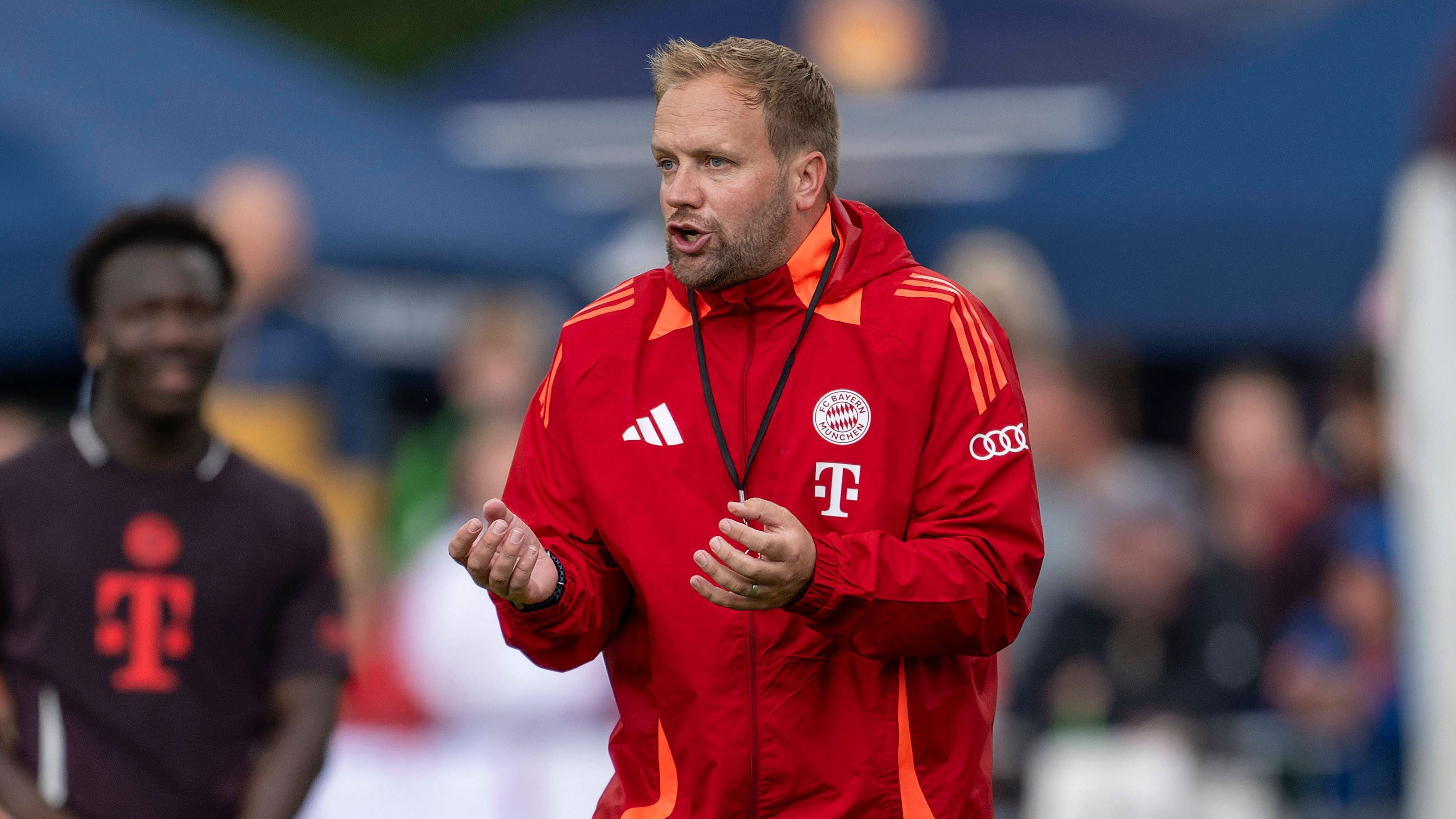 <strong>Aaron Danks (Co-Trainer)</strong><br>Trainierte von 2016 bis 2021 verschiedene U-Nationalmannschaften Englands. Ging im Sommer 2021 mit Kompany zu Anderlecht, nach nur zwei Monaten wechselte der 39-Jährige aber zu Aston Villa, wo er unter anderem Assistenztrainer von Steven Gerrard war. Zwischenzeitlich war er sogar für zwei Partien Interimstrainer.