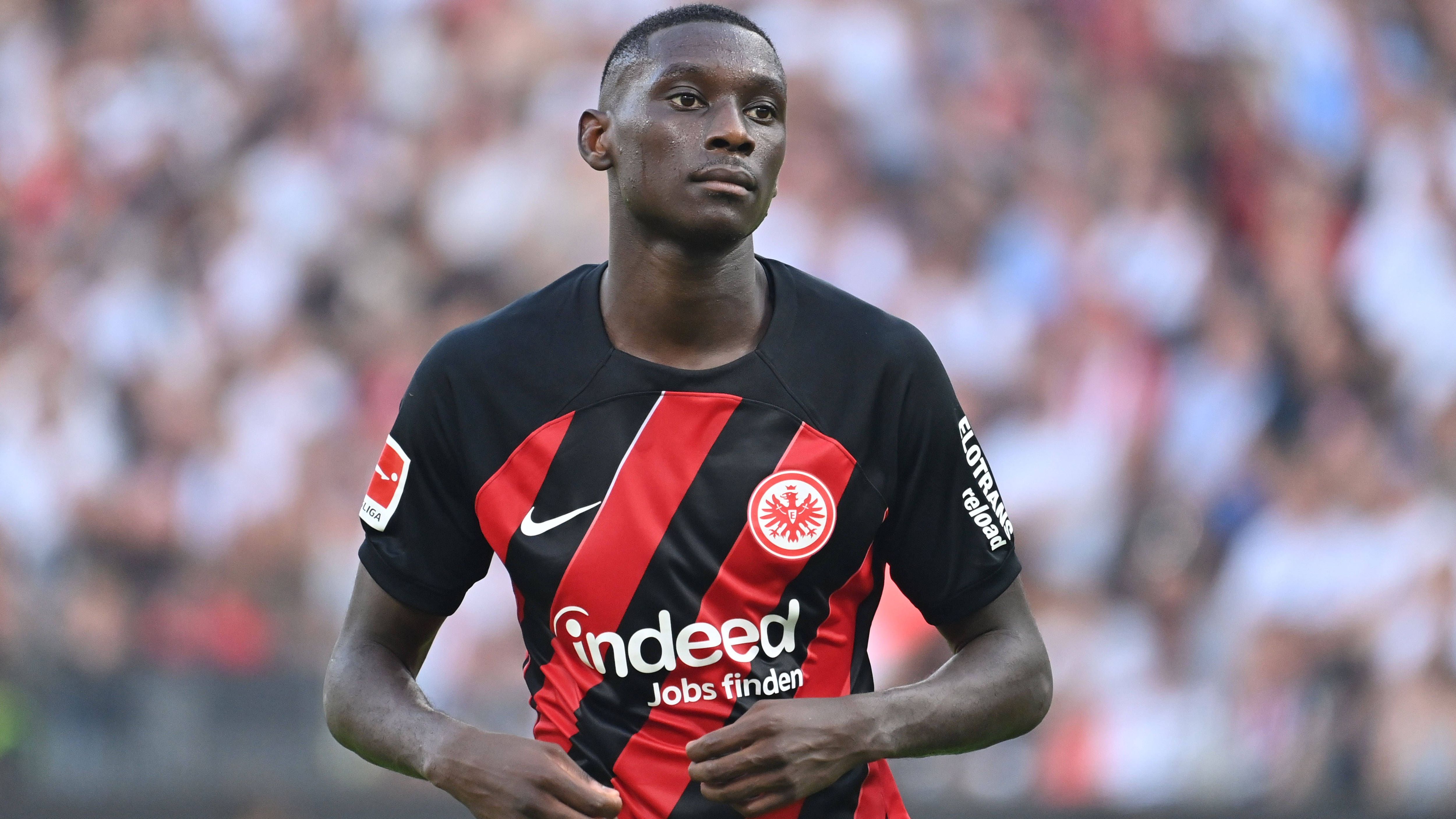 <strong>Randal Kolo Muani (Eintracht Frankfurt)</strong><br>Nach seinem rasanten Aufstieg bei Eintracht Frankfurt könnte Stürmer Randal Kolo Muani die Hessen nach einem Jahr schon wieder verlassen. Der Franzose äußerte sich zuletzt öffentlich, dass er gerne zu Paris St. Germain wechseln würde, laut "Sky" bat er die Eintracht um die Freigabe für einen Transfer. Kolo Muanis Vertrag läuft noch bis 2027, die Eintracht will wohl mindestens 100 Millionen Euro Ablöse für den Nationalspieler.