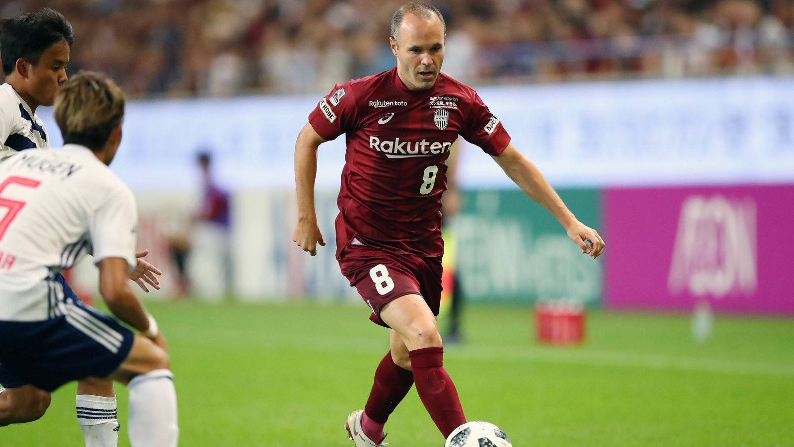 
                <strong>Mittelfeld - Andres Iniesta</strong><br>
                Verein: Vissel Kobe (Katar)Früherer Verein: FC BarcelonaErfolge (unter anderem): 9x spanischer Meister, 6x spanischer Pokalsieger, 4x Champions-League-Sieger, 1x Weltmeister, 2x Europameister
              