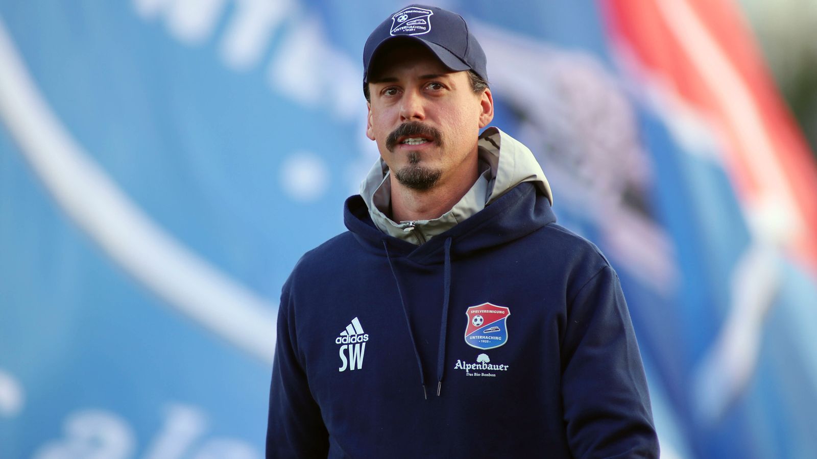 
                <strong>Die besten Sprüche von Sandro Wagner</strong><br>
                "Ich bin überzeugt davon, dass ich als Trainer besser werde, als ich es als Spieler war - weil ich für den Trainerberuf bessere Voraussetzungen mitbringe als damals für meine Spielerkarriere." (Sandro Wagner im "Kicker" im November 2020 - seit Juli 2021 ist er Coach des Regionalligisten SpVgg Unterhaching)
              