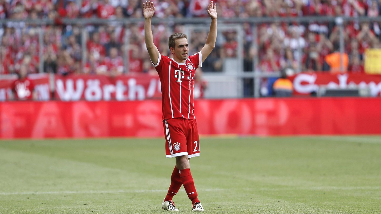 
                <strong>Rechtverteidiger: Philipp Lahm</strong><br>
                Der Beste auf seiner Position in den letzten 20 Jahren der Bundesliga. Kapitän der Nationalmannschaft, Kapitän der Bayern und eine wahre Legende - nicht nur im Süden der Nation. 517 Spiele machte Lahm für seinen Herzensverein und holte jeden großen Titel. Er hat diesen Verein und seine Position auf Jahre geprägt.
              