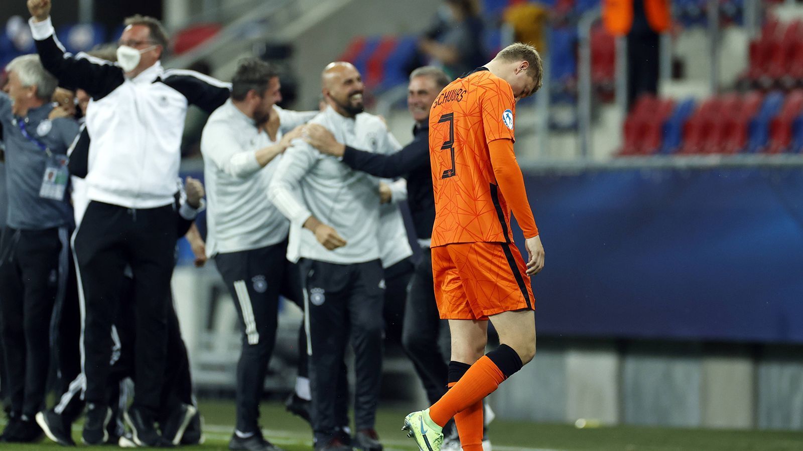 
                <strong>EM-Finale! Die Partybilder der deutschen U21</strong><br>
                Auf der deutschen Trainerbank ist die Freude riesengroß. Das Trainerteam um Bundestrainer Stefan Kuntz liegt sich in den Armen, während die Niederländer enttäuscht das Weite suchen. Kurz später hält Kuntz eine emotionale Rede.
              