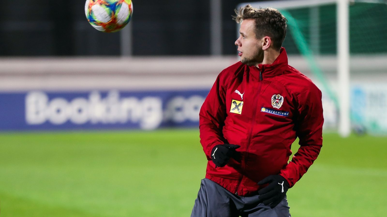 
                <strong>Louis Schaub (1. FC Köln)</strong><br>
                Was für Kainz gilt, trifft so ähnlich auch auf dessen Kölner Mannschaftskollegen Louis Schaub zu - in der Nationalmannschaft ist der 24-Jährige zuletzt nur Nebendarsteller. Im Laufe der Qualifikation für die EM 2020 kommt der einstige Rapid-Profi und gebürtige Deutsche - geboren in Fulda - lediglich zu zwei Joker-Einsätzen. Seine beste Phase im ÖFB-Team hat Schaub im Jahr 2017, als der damalige Jungstar in gleich vier aufeinanderfolgenden Länderspielen trifft. Von solchen Erfolgserlebnissen ist Schaub derzeit in der Nationalmannschaft weit entfernt, muss wohl schon froh sein, wenn er überhaupt ein paar Einsatzminuten erhält.
              