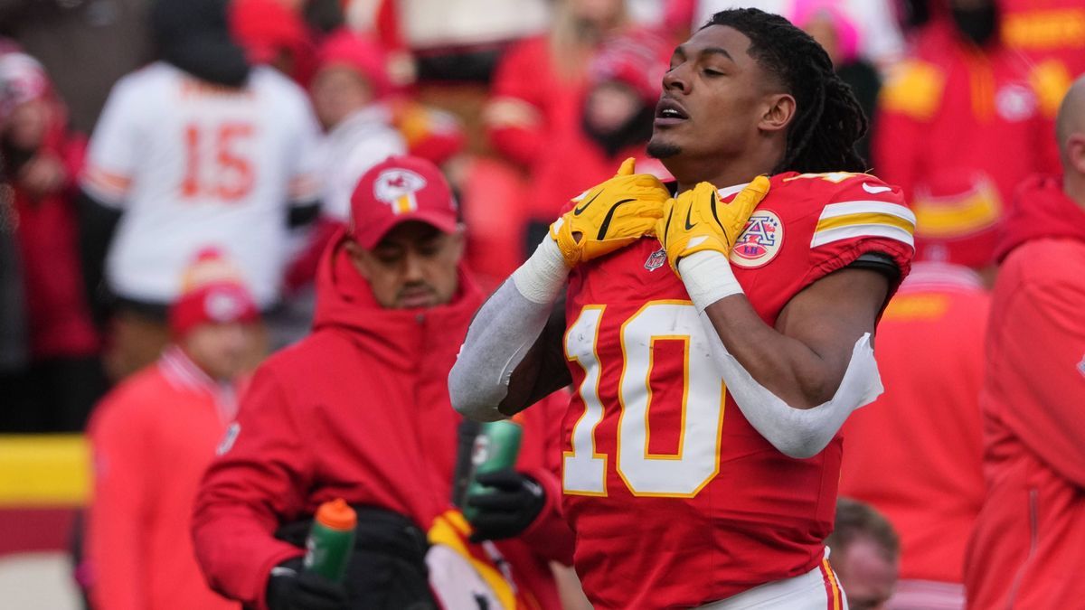 NFL, American Football Herren, USA AFC Divisional Round-Houston Texans at Kansas City Chiefs Jan 18, 2025; Kansas City, Missouri, USA; Kansas City Chiefs running back Isiah Pacheco (10) reacts befo...