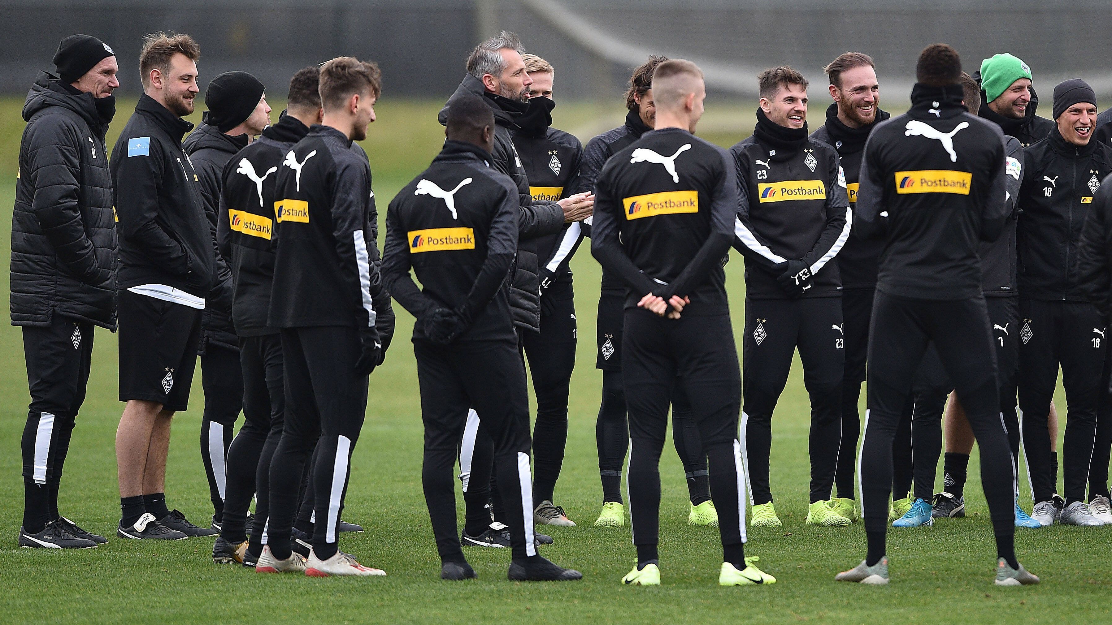 
                <strong>Borussia Mönchengladbach</strong><br>
                Die Fohlenelf stieg am Donnerstag wieder in das Mannschaftstraining ein. Ab Montag geht es dann geschlossen ins "Quarantäne-Quartier". Praktisch: Bezogen wird das neu gebaute Hotel unmittelbar neben dem Stadion und den zahlreichen Trainingsplätzen.
              