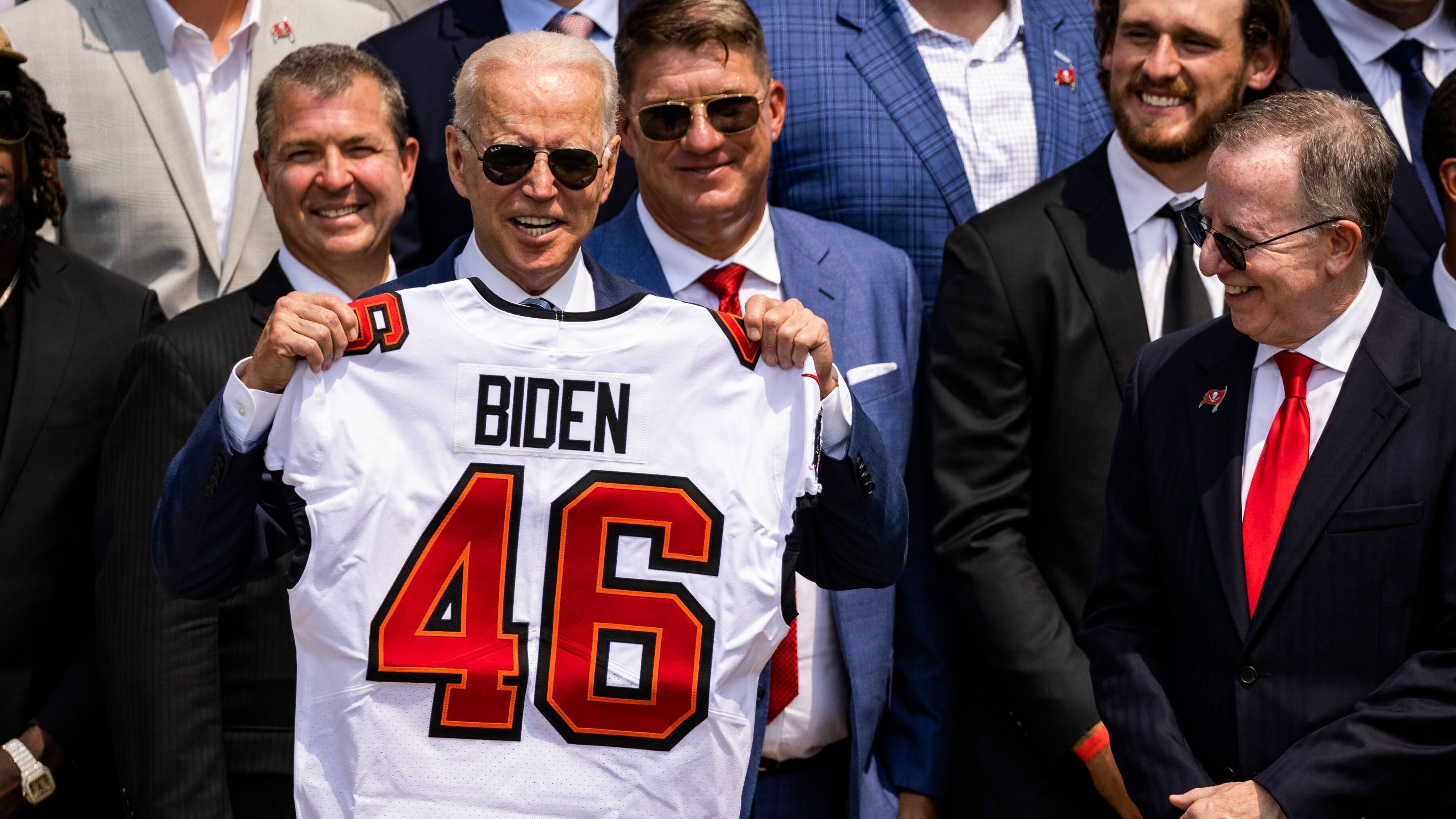 
                <strong>Neues Trikot für Präsident Biden </strong><br>
                Ein neues Trikot für den Kleiderschrank: Wie üblich schenkten die Buccaneers als Champion dem Präsident ein eigens angefertigtes Trikot. Als Nummer dient die 46. Warum? Nun, Joe Biden ist der 46. US-Präsident. Und: Tampa geht im September in seine 46. Saison. 
              
