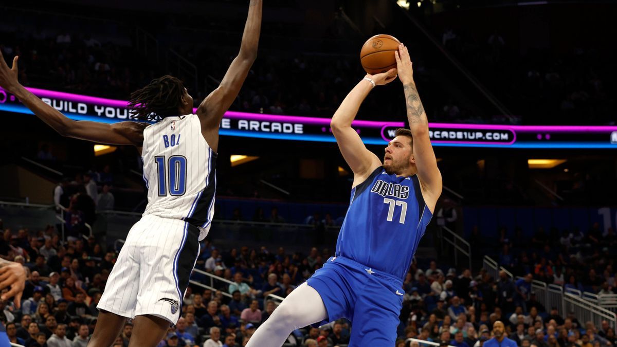 NBA, Basketball Herren, USA Dallas Mavericks at Orlando Magic Nov 9, 2022; Orlando, Florida, USA; Dallas Mavericks guard Luka Doncic (77) shoots over Orlando Magic center Bol Bol (10) during the fi...