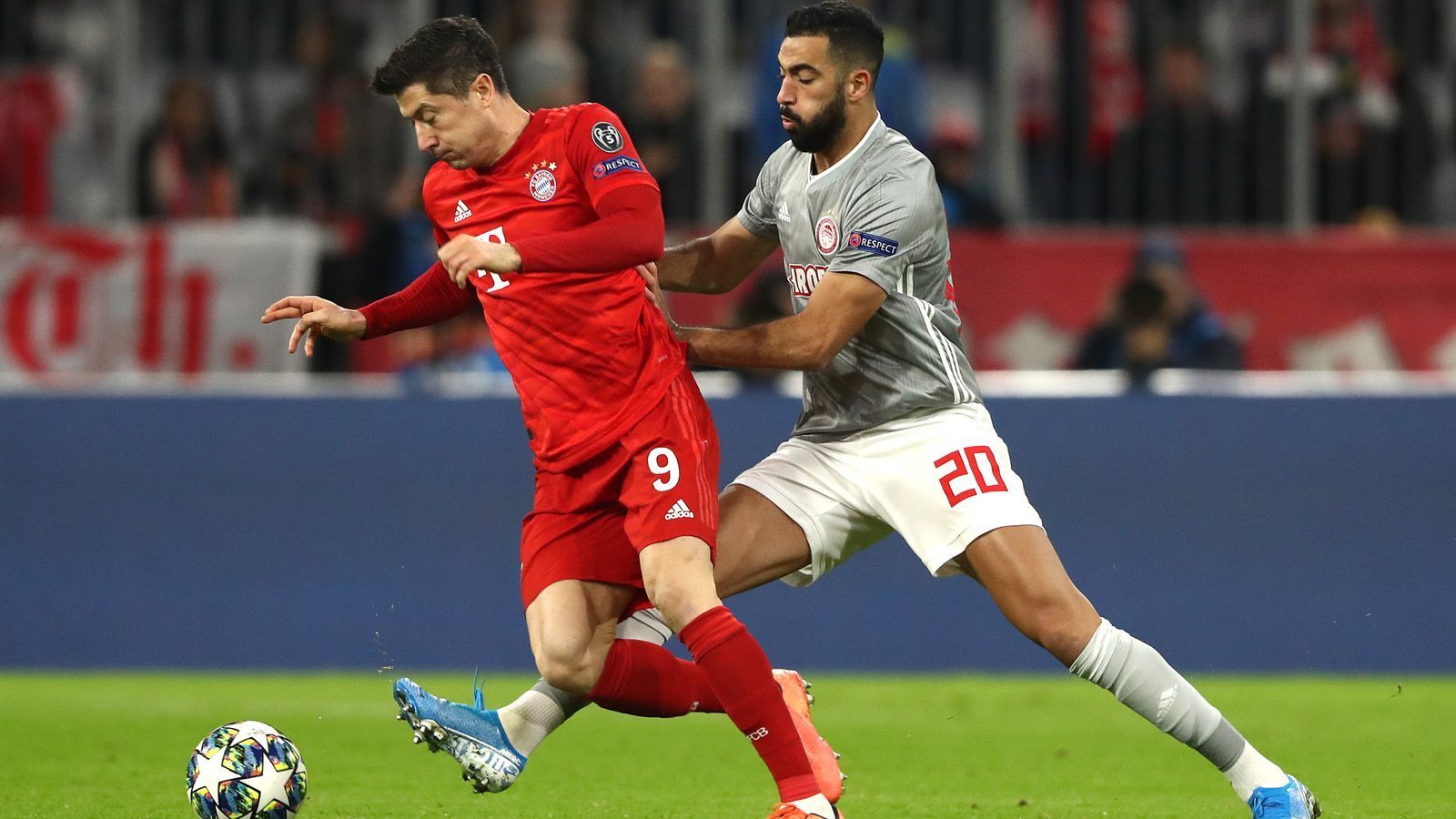 
                <strong>Robert Lewandowski</strong><br>
                Lange ungewöhnlich unsichtbar, doch in der 25. Minute plötzlich mit der Chance zum 1:0: Lewandowskis Kopfball ist allerdings zu unplatziert. Genauer zielt der Pole nach Kimmich-Eckball in der 45. - erst Pavards Ohr, dann der Pfosten. In Minute 52 fast mit einem Tor wie in Frankfurt: erstklassige Ballmitnahme, diesmal mit der Hacke, Antritt, Abschluss - aber Sa ist wieder da. Danach immer häufiger kopfschüttelnd zu beobachten: Zu wenige Pässe der Mitspieler erreichen den Polen. Zumindest nach seinem Geschmack. Bis zur 69. Minute: Bei Comans Zucker-Hereingabe kann Lewy gar nicht mehr anders, als zu treffen. ran-Note: 3
              