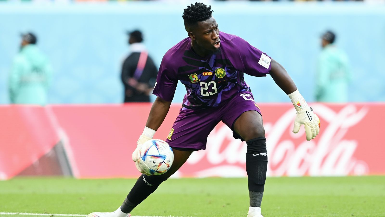 
                <strong>Andre Onana (Kamerun)</strong><br>
                Nach seiner Ausbootung durch Coach Rigobert Song zog Kameruns Keeper Andre Onana mit nur 26 Jahren die Konsequenzen und trat aus der Nationalmannschaft zurück. "Ich kann mit Stolz sagen, dass ich meinen großen Traum verwirklicht habe. Aber jede Geschichte, egal wie schön sie ist, hat ein Ende. Und meine Geschichte mit der kamerunischen Nationalmannschaft ist nun zu einem Ende gekommen. Spieler kommen und gehen, Namen sind flüchtig, aber Kamerun steht über jeder Person oder jedem Spieler", erklärte der Inter-Torhüter zum Abschied aus Kameruns Nationalmannschaft. Warum genau es zum Disput zwischen Onana und Song kam, ist bis heute nicht offiziell bestätigt worden. Es gab Gerüchte, dass Song von Onanas riskantem Torwartspiel genervt gewesen sei.
              