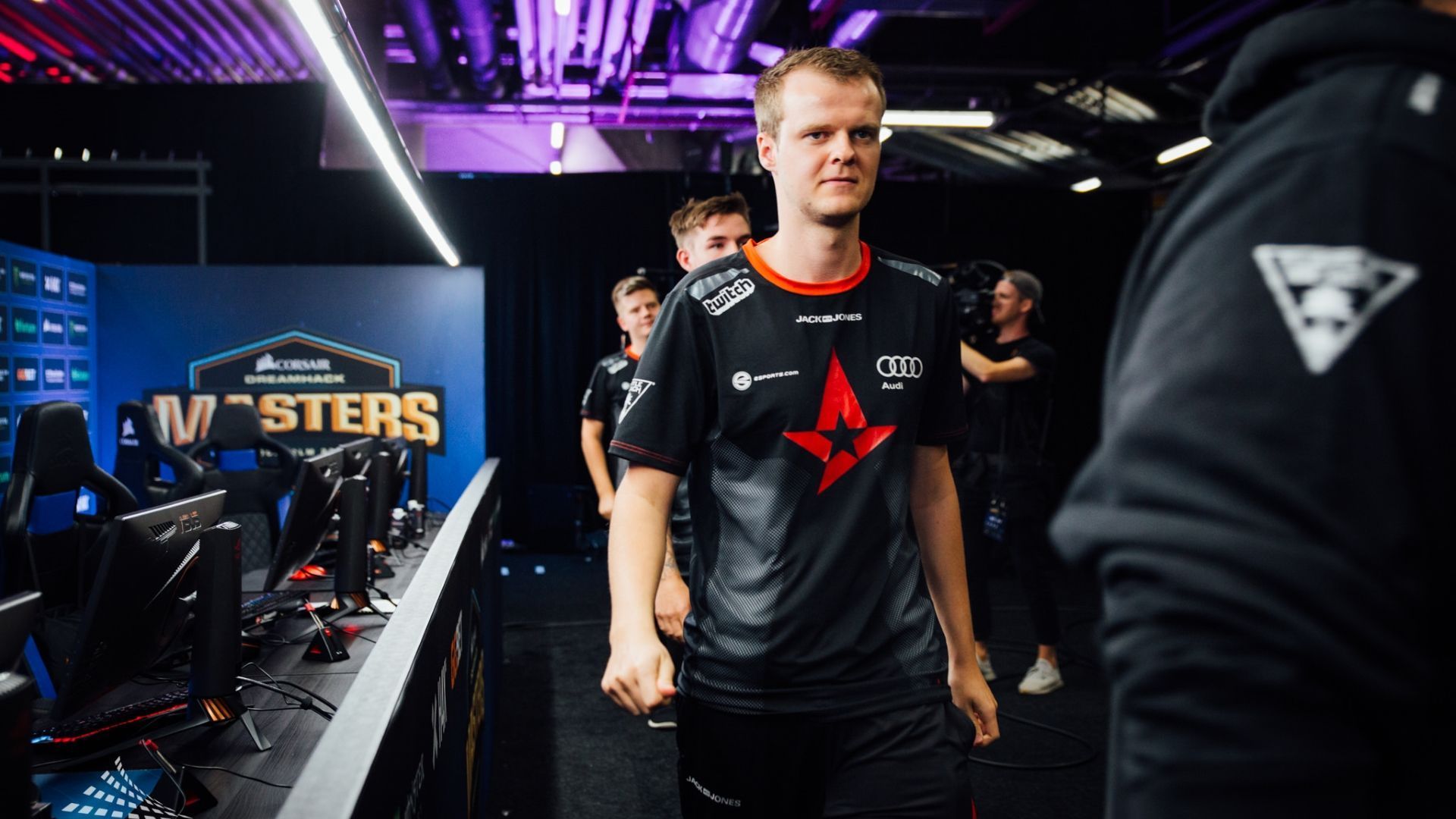 
                <strong>Andreas 'Xyp9x' Hojsleth - 1.040.391 US-Dollar</strong><br>
                Er ist erst 23 Jahre alt, hat aber bereits mehr Preisgeld erspielt als jeder andere Counter-Strike-Profi: Andreas Hojsleth. Der Däne ist seit 2016 bei Astralis unter Vertrag. Die Mannschaft gilt zurzeit als bestes Counter-Strike-Team der Welt.
              