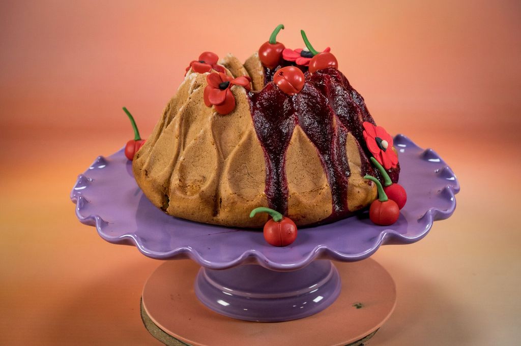 Nicole Jägers Mohn-Kirsch Gugelhupf: Rezept aus &amp;quot;Das große Promibacken&amp;quot;
