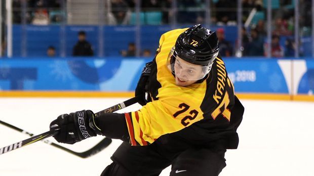 
                <strong>Dominik Kahun</strong><br>
                Er verkörpert die Zukunft, auf die der DEB setzt. Kahun ist 22 Jahre alt und einer der Leistungsträger, dazu Hoffnungsträger. Der Center vom EHC Red Bull München ist in Tschechien geboren, seit der U17 spielt er für deutsche Nationalmannschaften. Er ist abgezockt, Penaltys verwandelt er gerne mit der Rückhand. In die NHL hat er es trotz seines Talents noch nicht geschafft, angeblich sei er zu klein, hieß es. Hoffnungen auf den Sprung über den großen Teich macht er sich natürlich weiterhin.
              